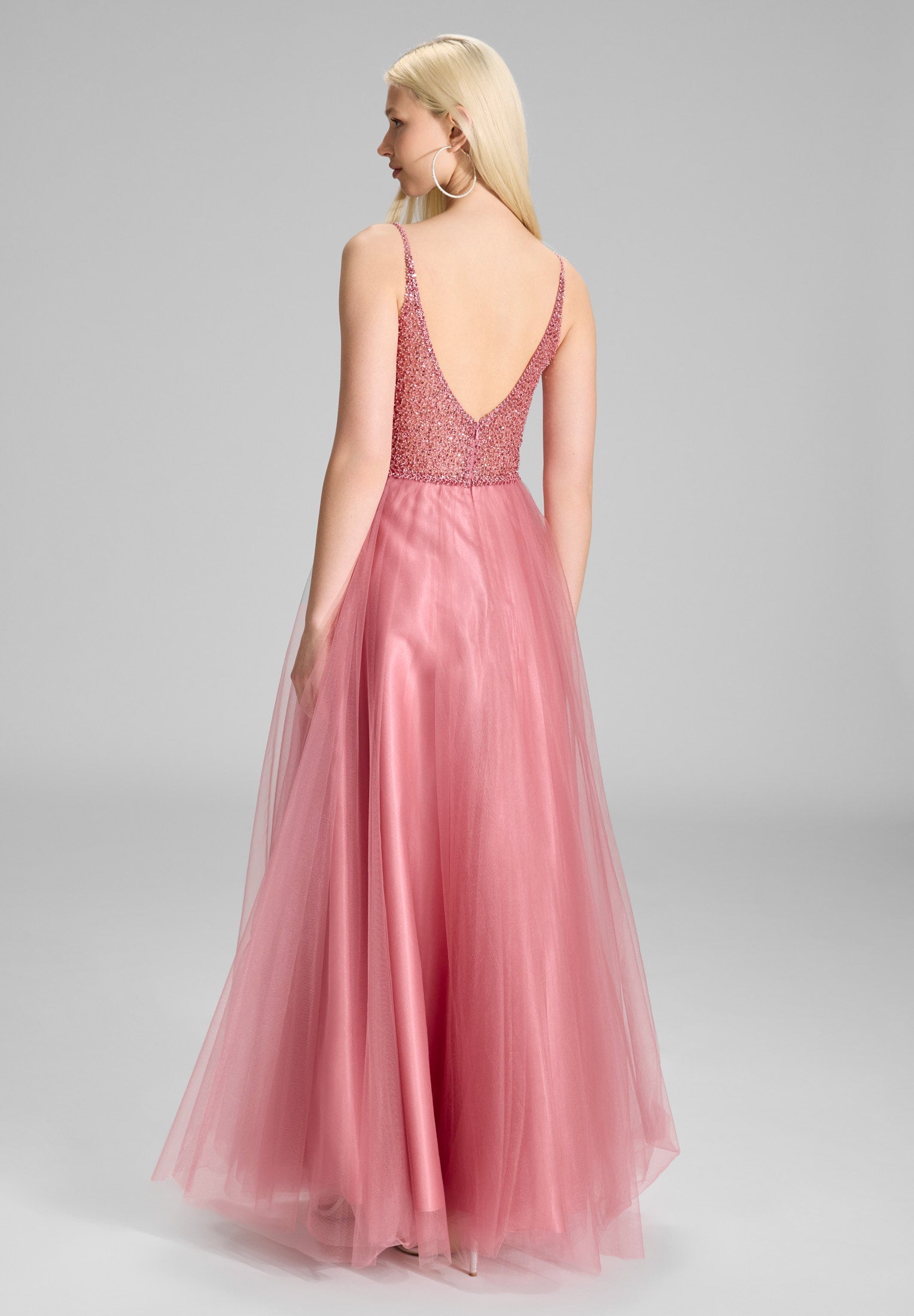 Tüllkleid mit feiner Ziersteinstickerei