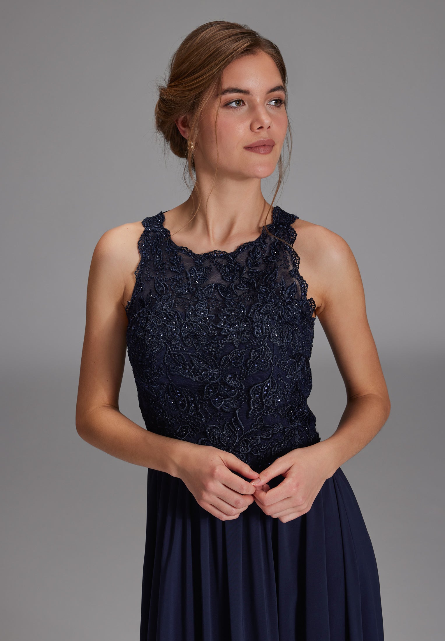 High-closed-Abendkleid mit floraler Spitze