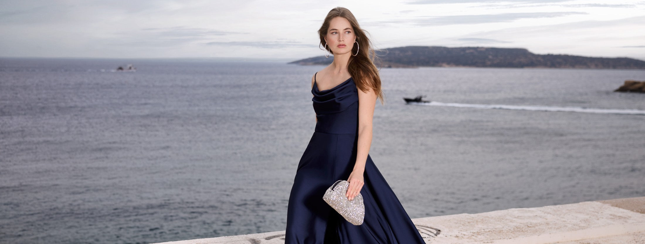Abendkleid aus nachhaltigem Satin mit Wasserfall-Ausschnitt und Beinschlitz