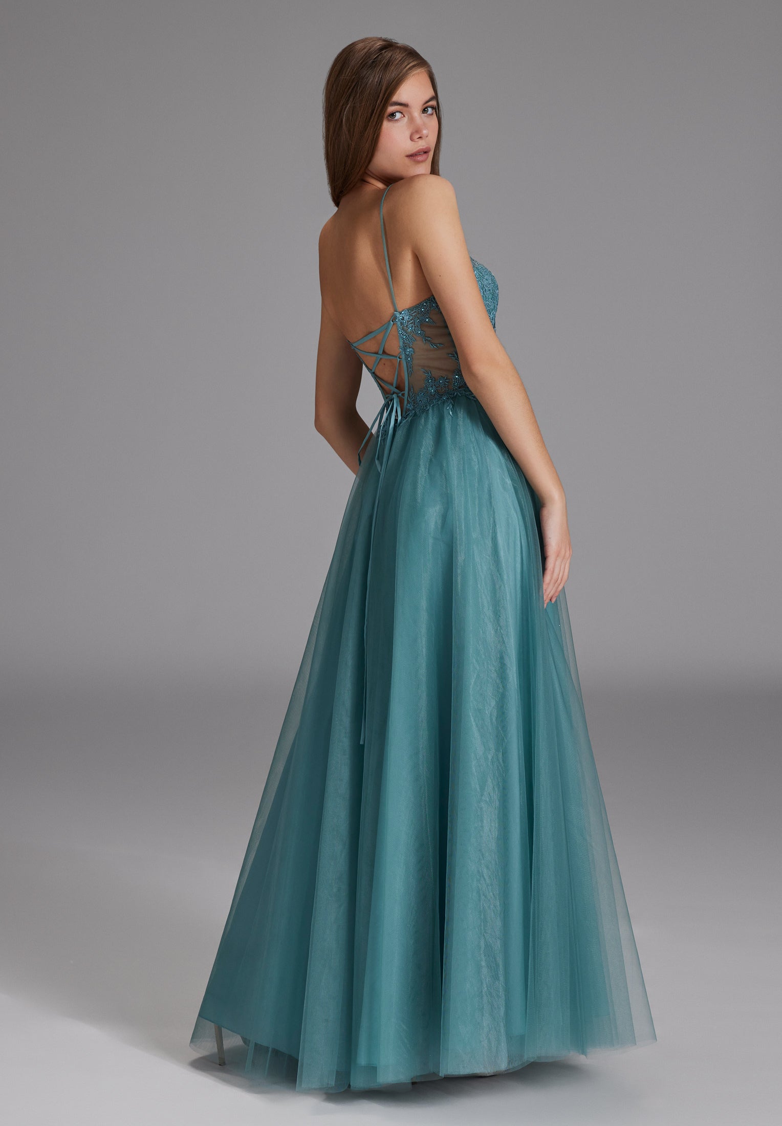 Ausgestelltes Tüllkleid mit Spitzenstickerei