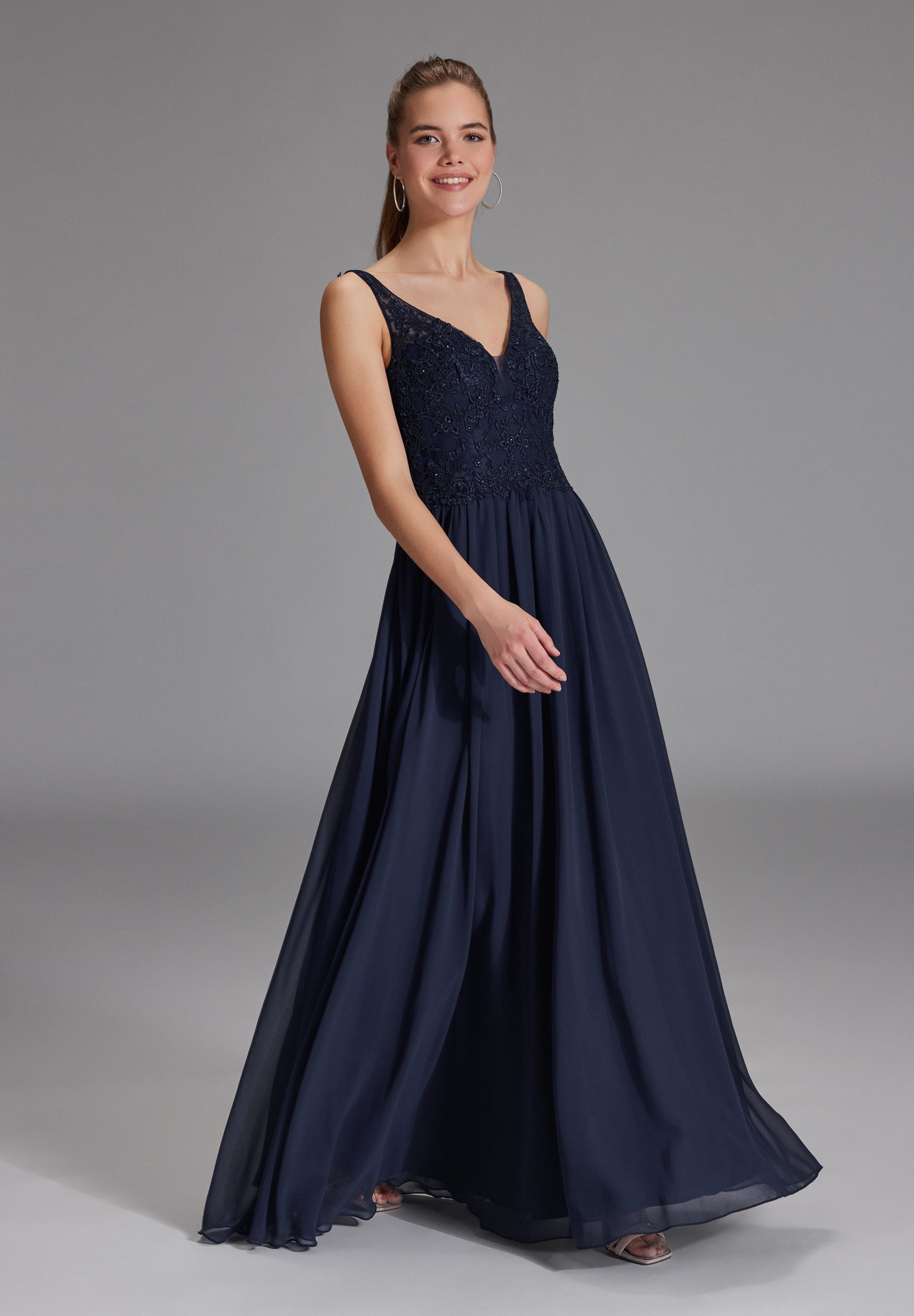 Chiffonkleid mit Spitzenstickerei