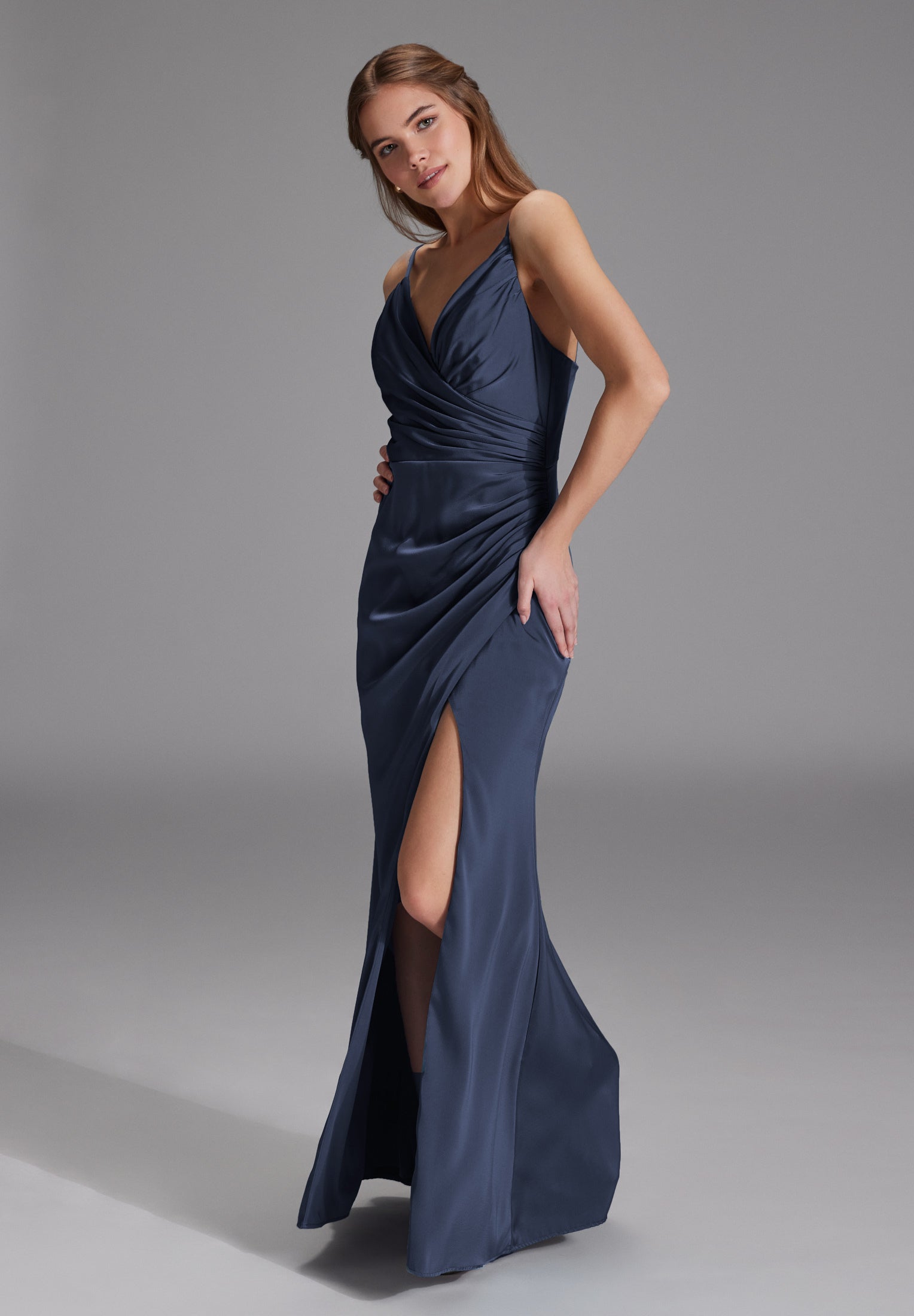 Figurbetontes Satinkleid mit Raffungen