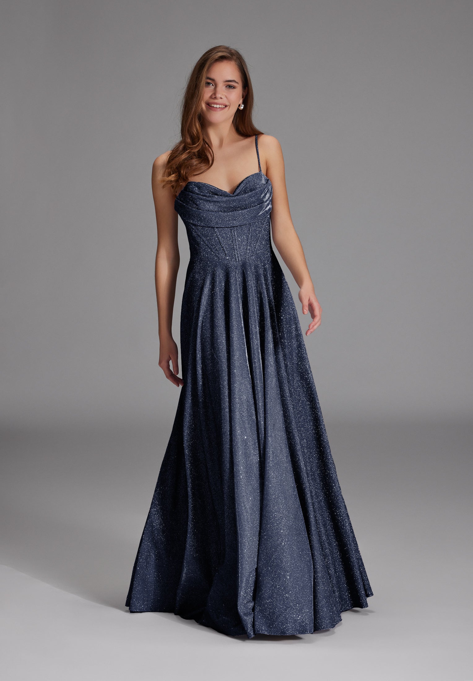 Schimmerndes Abendkleid mit Drapierung