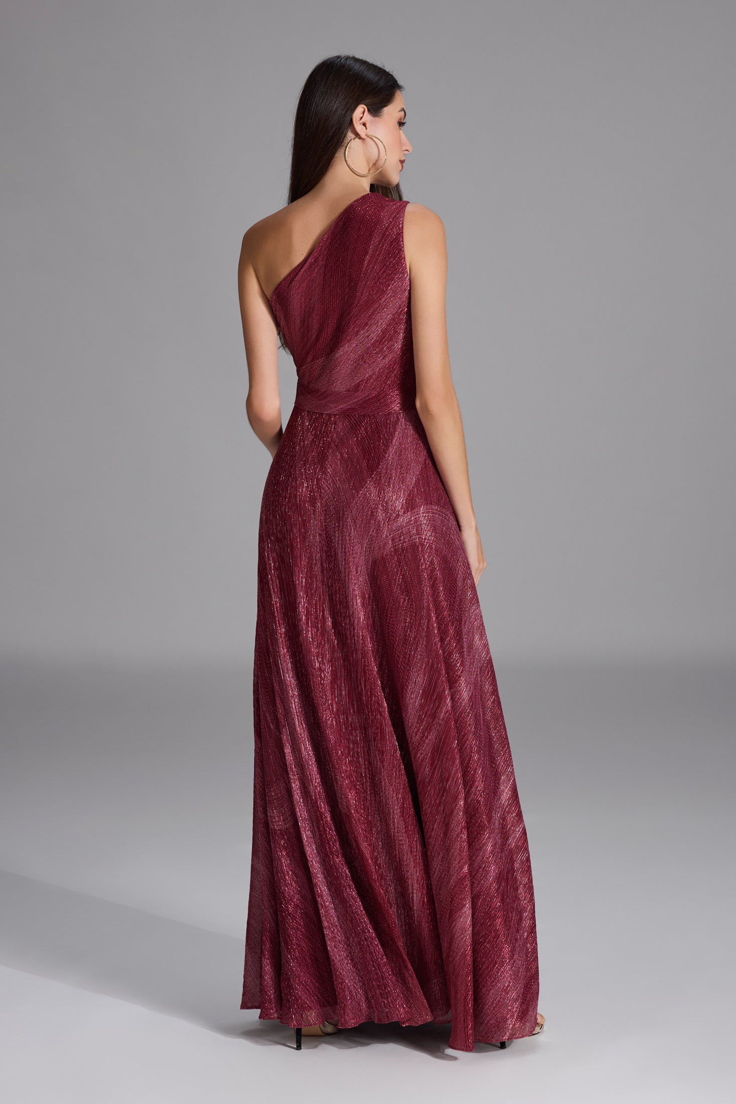 Asymmetrisches Abendkleid mit Cut-out und Beinschlitz