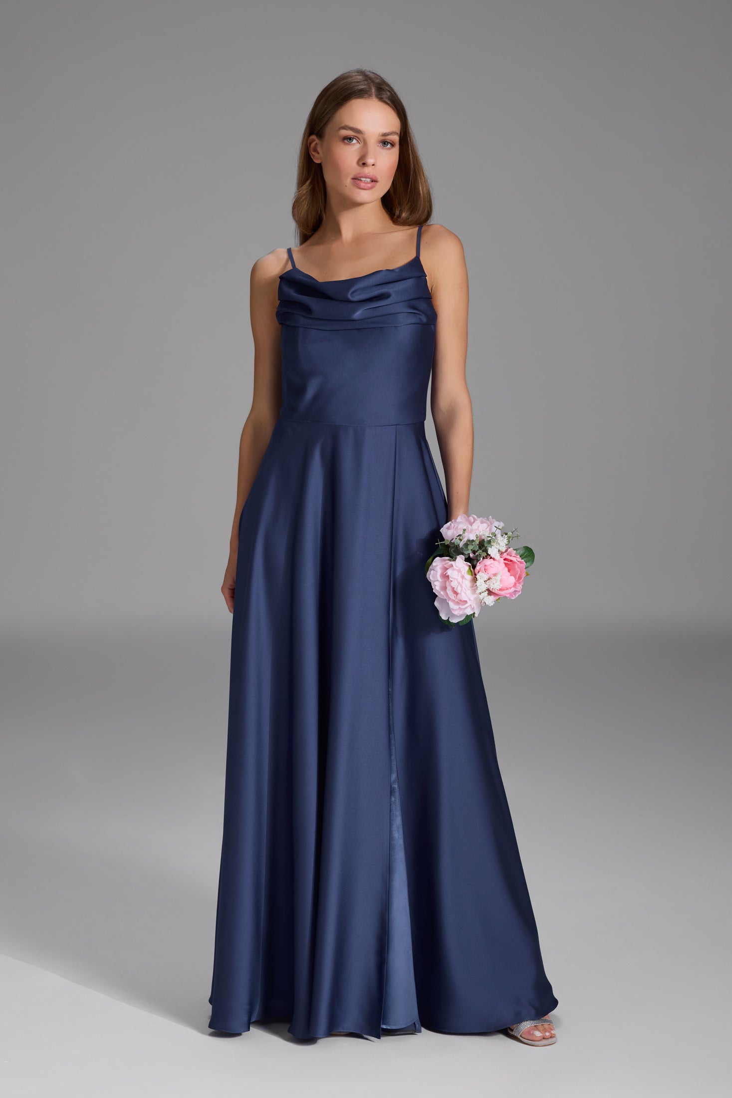 Abendkleid aus nachhaltigem Satin mit Wasserfall-Ausschnitt und Beinschlitz