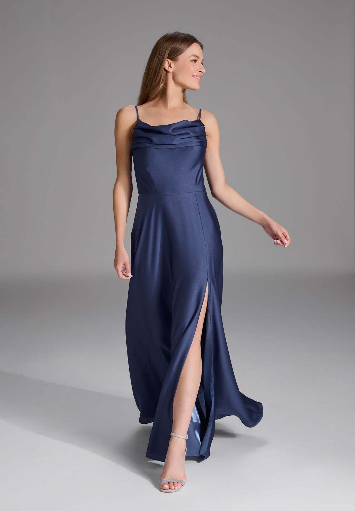 Abendkleid aus Satin mit Wasserfall-Ausschnitt und Beinschlitz
