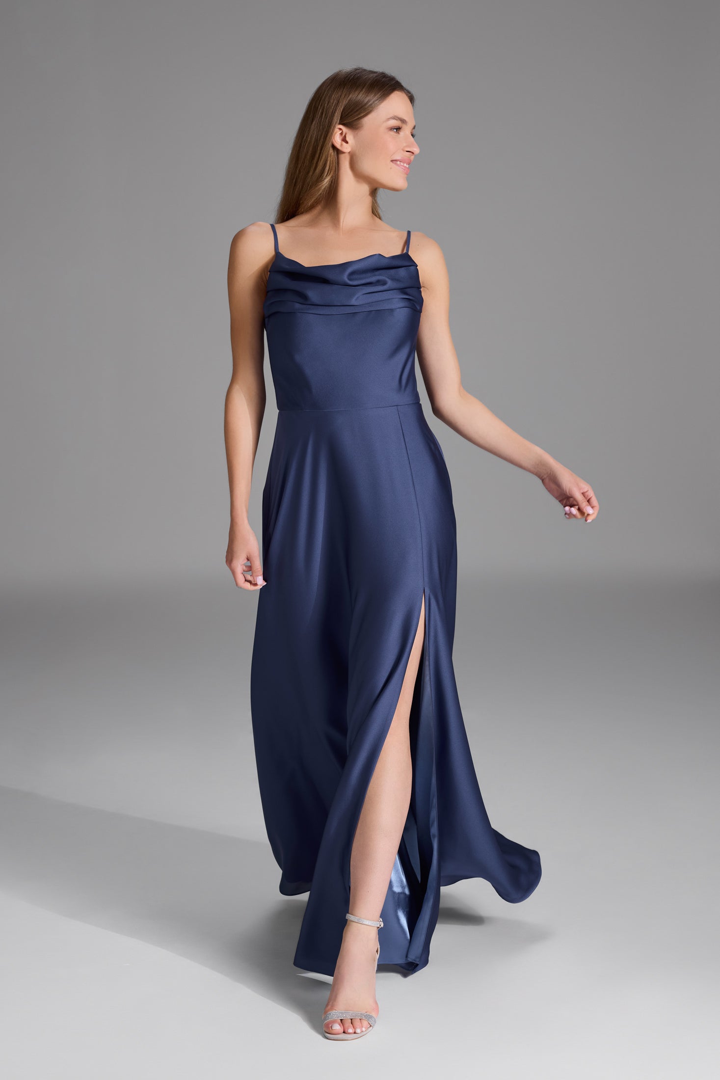 Abendkleid aus nachhaltigem Satin mit Wasserfall-Ausschnitt und Beinschlitz