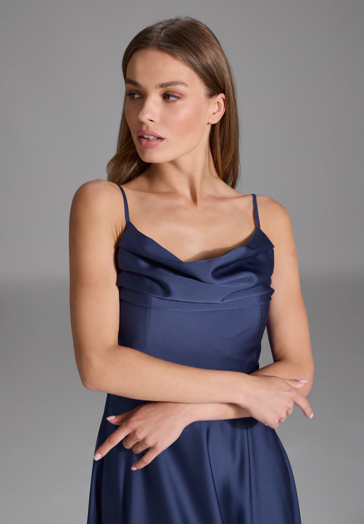 Abendkleid aus Satin mit Wasserfall-Ausschnitt und Beinschlitz
