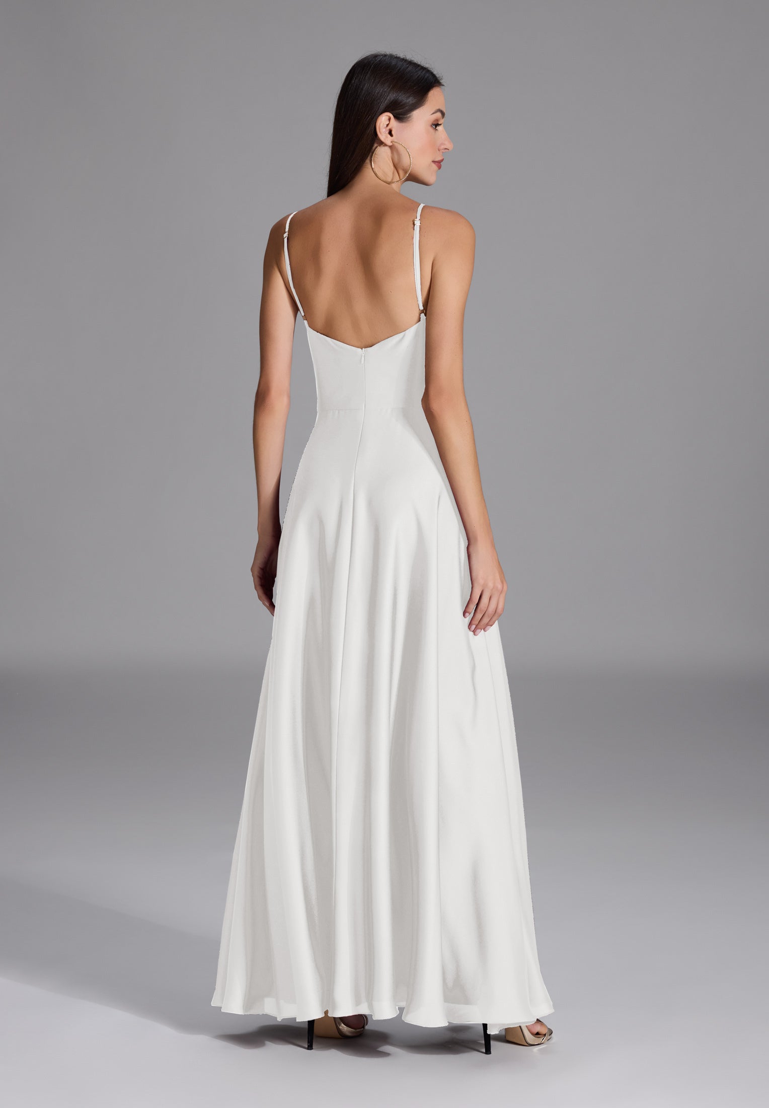 Abendkleid aus nachhaltigem Satin mit Wasserfall-Ausschnitt und Beinschlitz