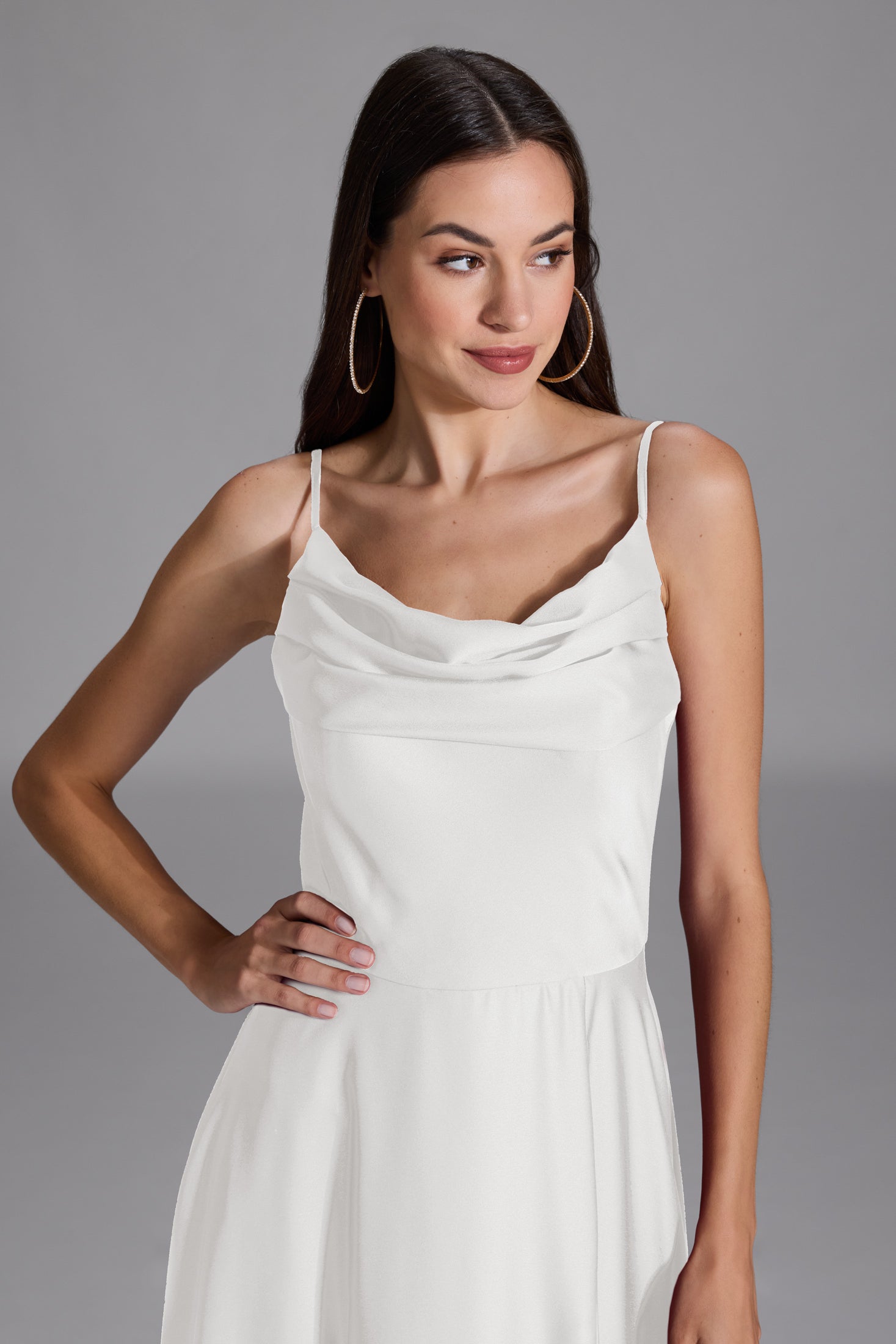 Abendkleid aus nachhaltigem Satin mit Wasserfall-Ausschnitt und Beinschlitz