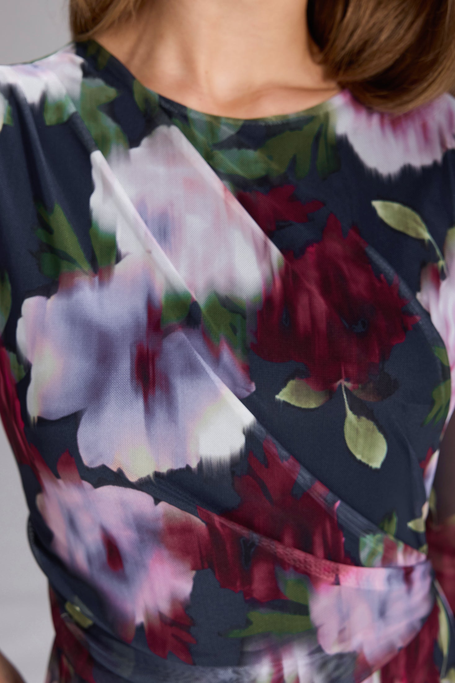 Midi Kleid aus bedrucktem Mesh mit Drapierung im Oberteil