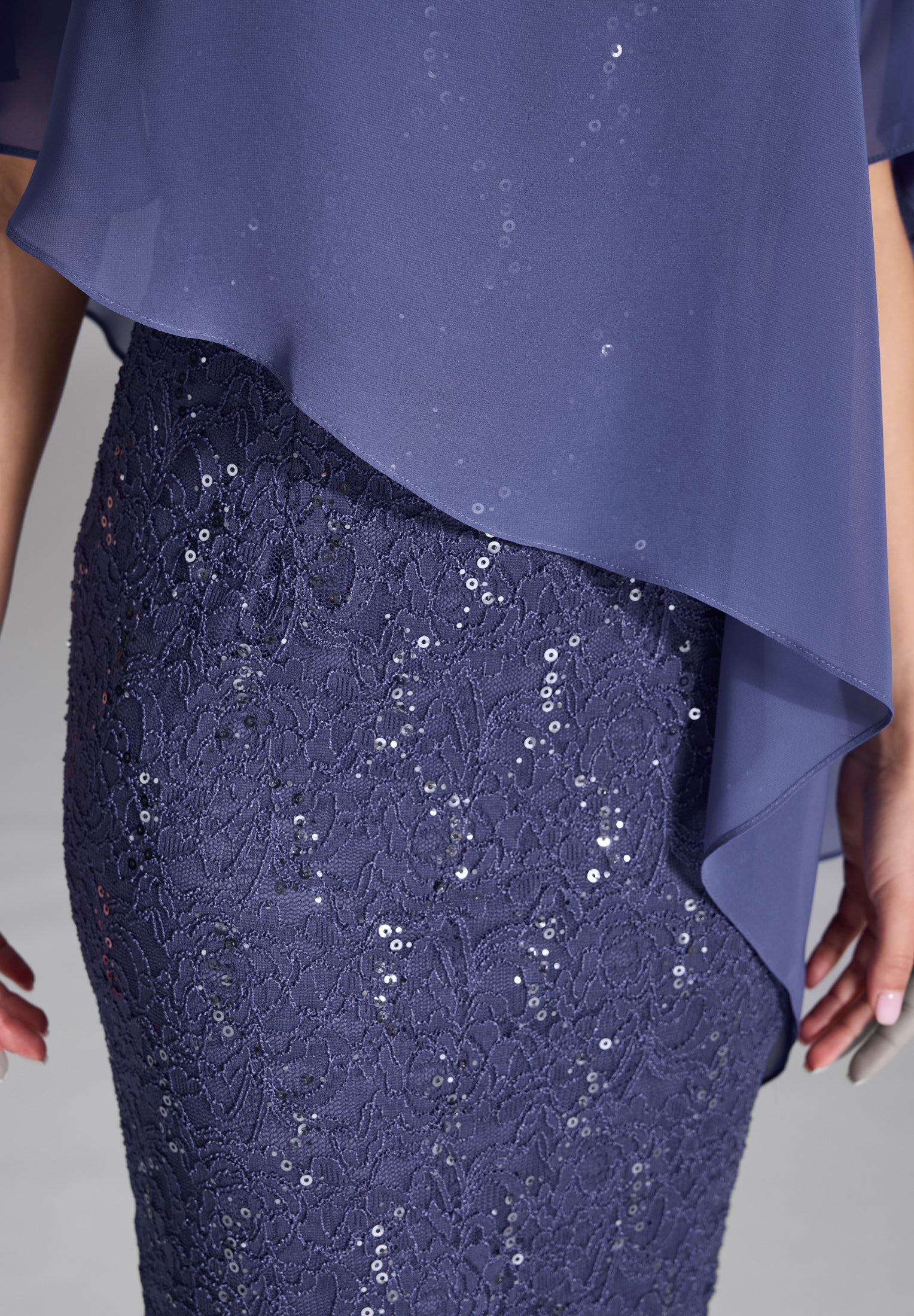 Cocktailkleid mit Überwurf