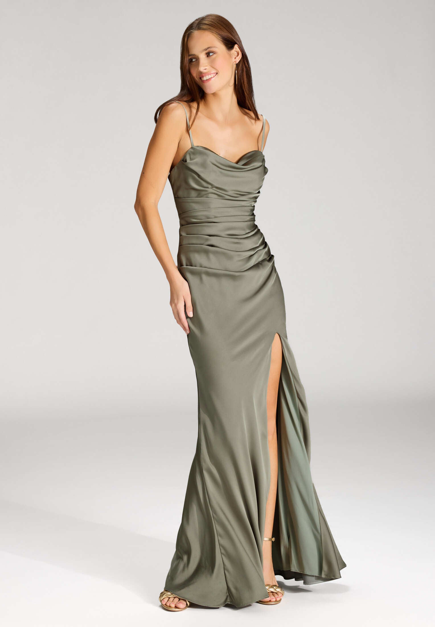 Figurbetontes Abendkleid mit Drapierung und Beinschlitz