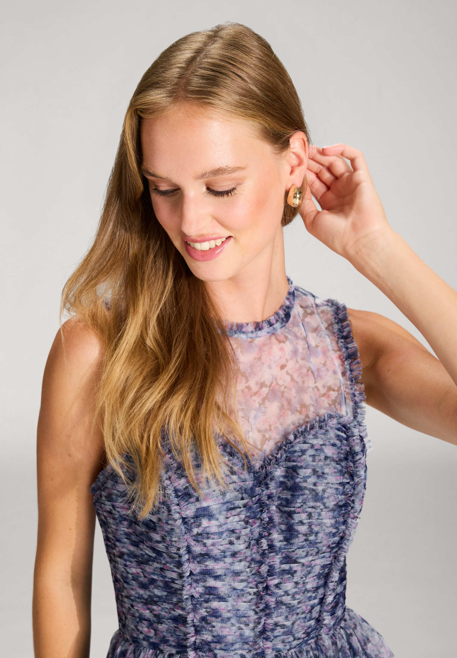 Printkleid aus Tüll mit Rüschendetails