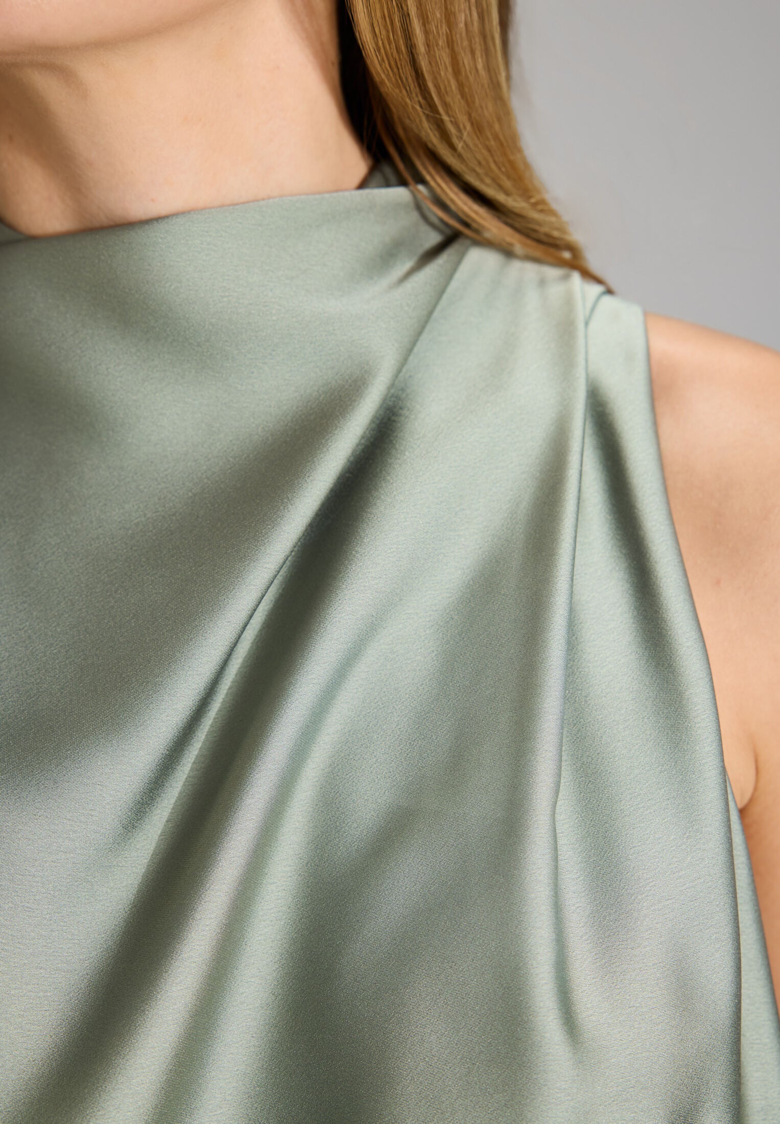 Midi Kleid aus Satin mit Drapierung