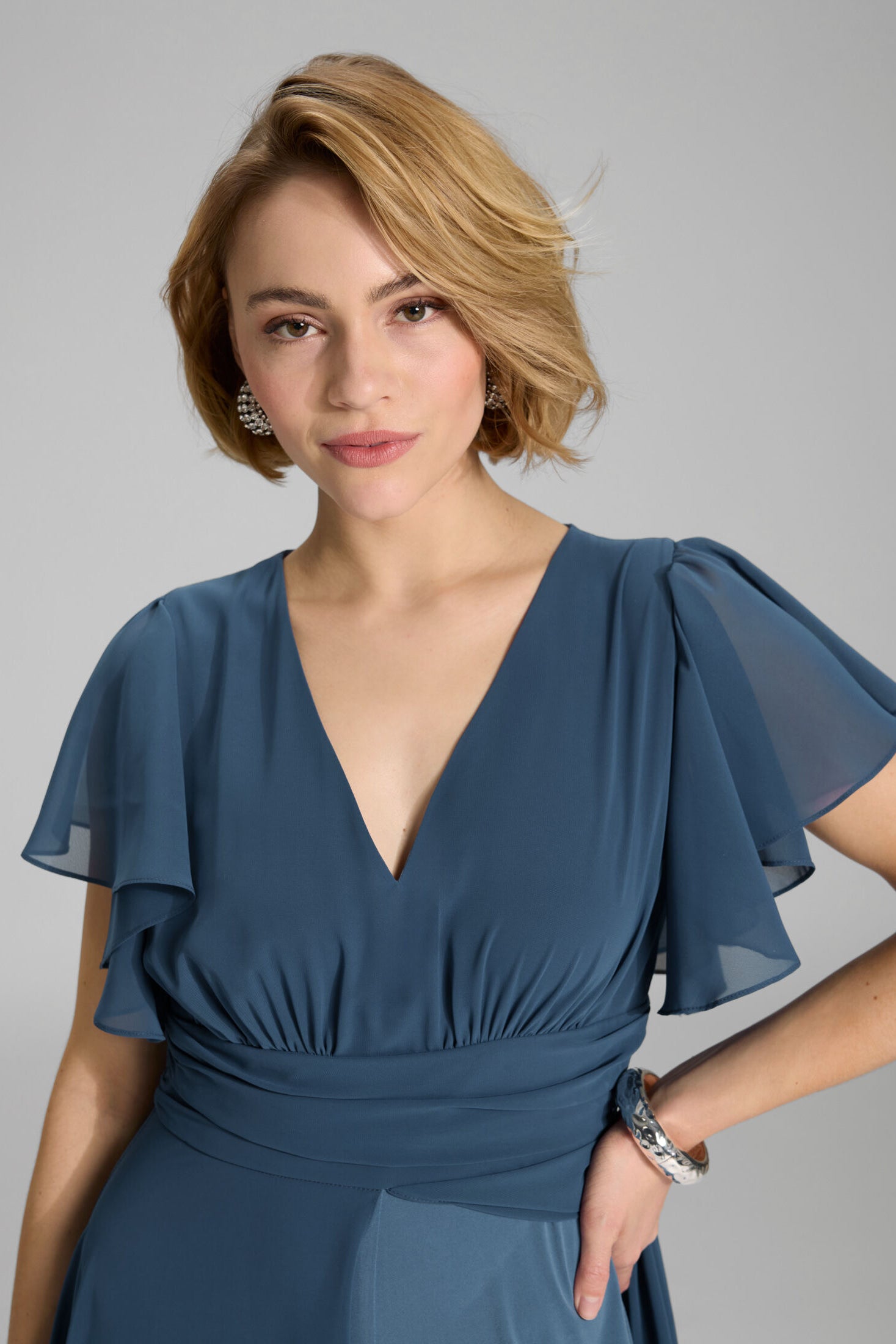 Chiffon Jumpsuit mit Überrock und Volantärmeln