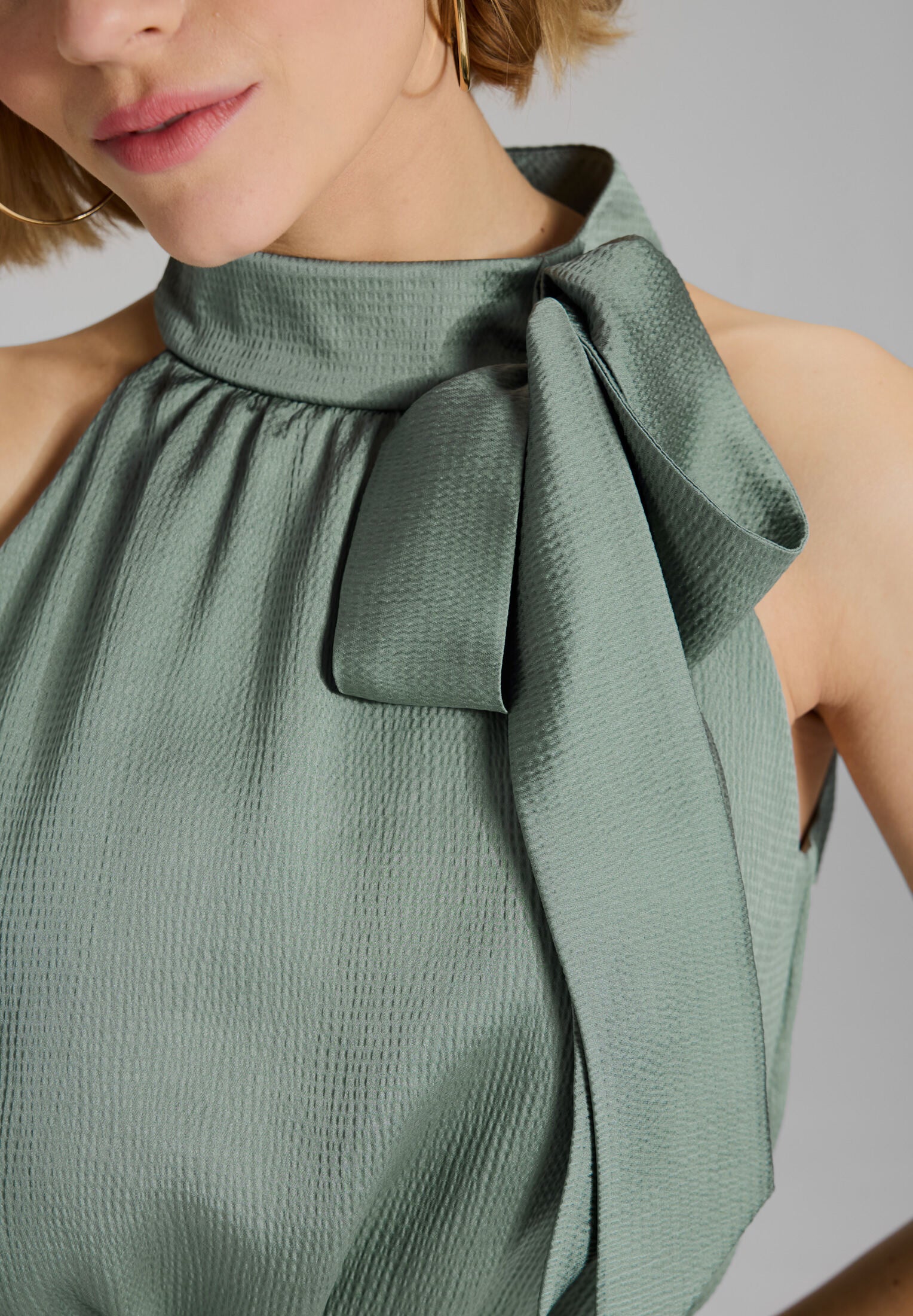 Jumpsuit mit Schluppe aus Satin