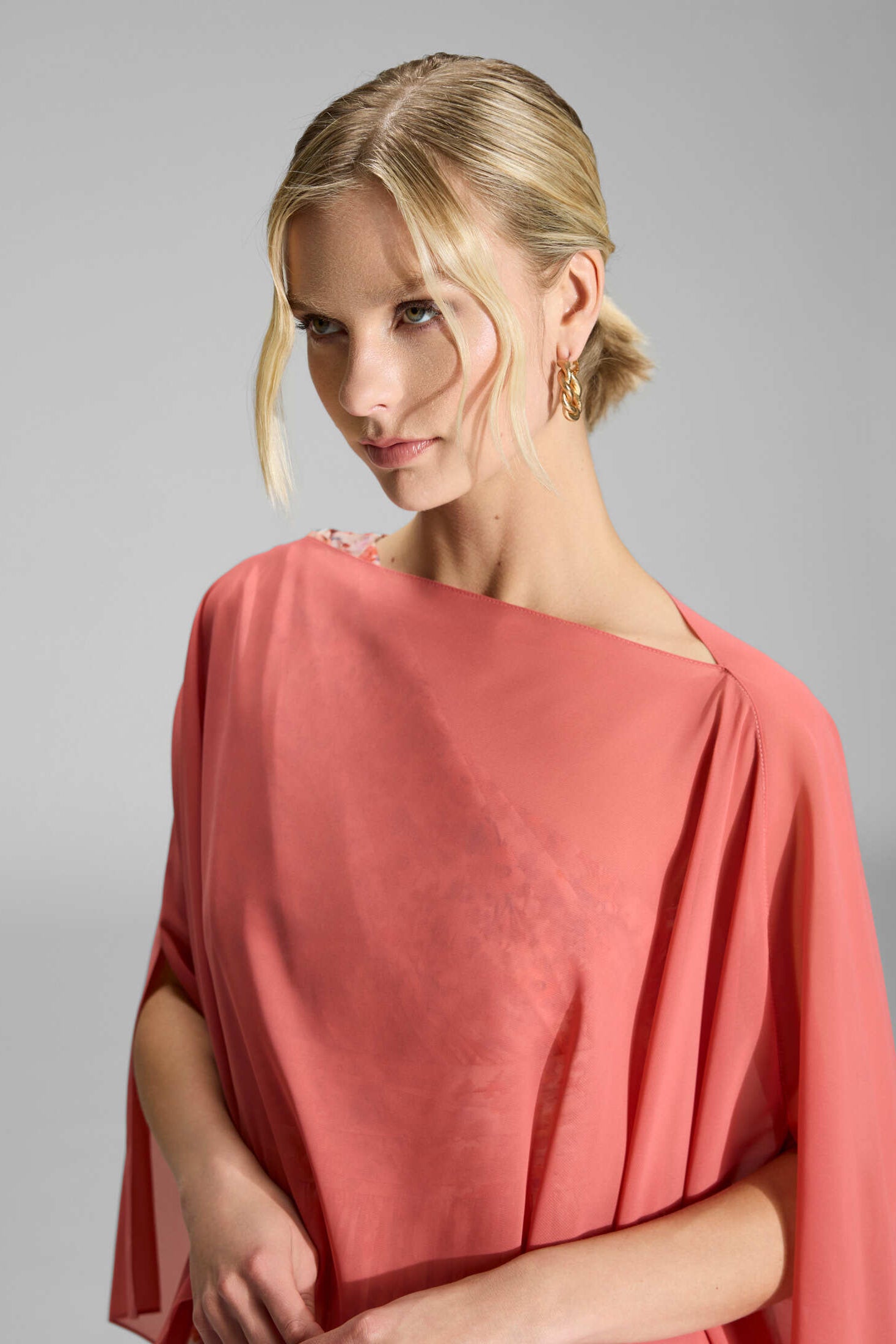 Schlupf-Stola aus Chiffon mit Ärmelschlitzen