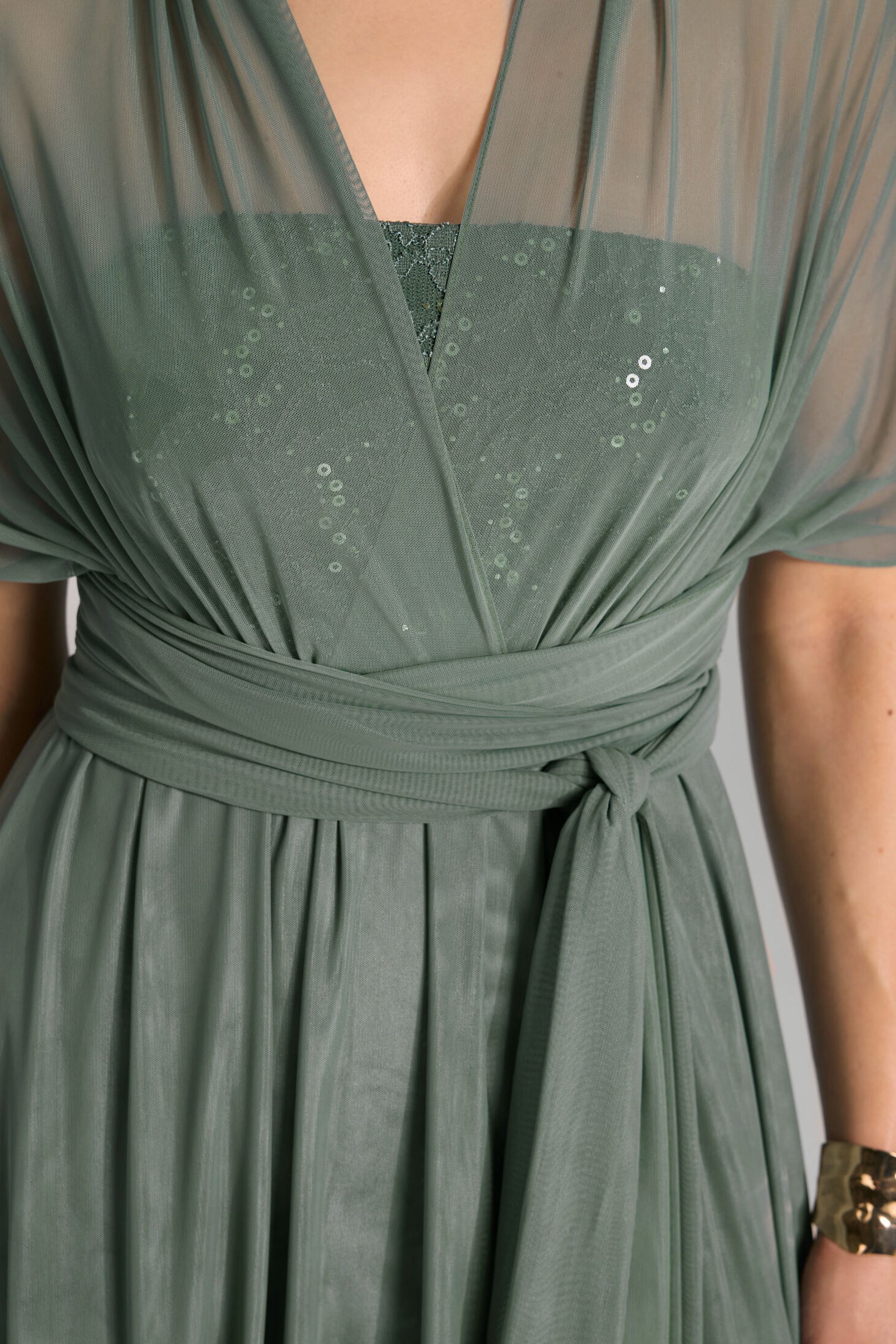 Abendkleid aus Mesh und Spitze mit verschiedenen Bindemöglichkeiten