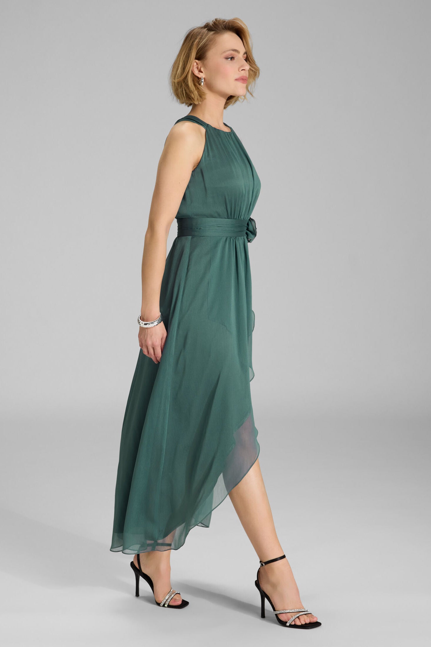 Abendkleid aus Chiffon mit Vokuhila Saum und Stoffblüte