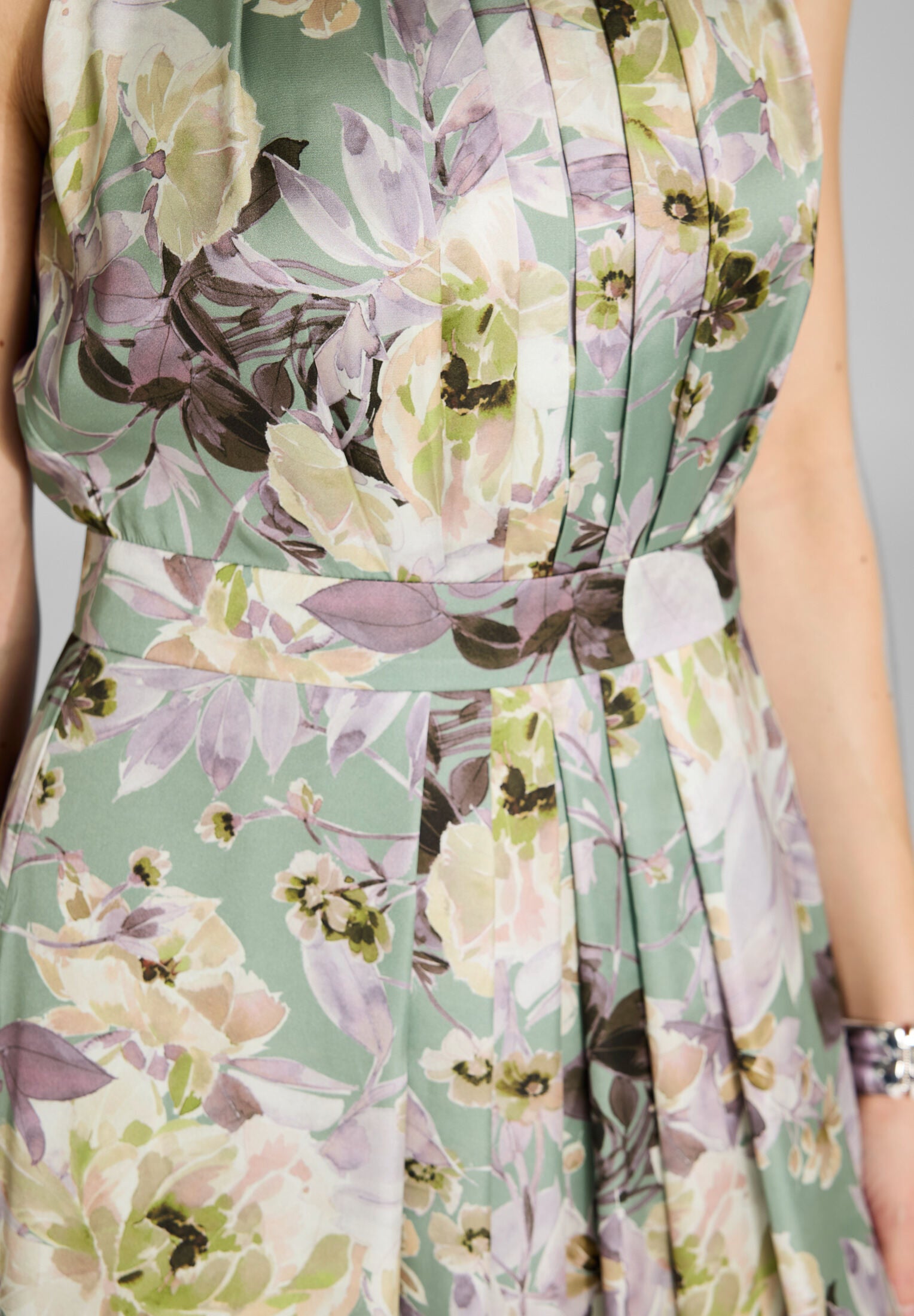 Maxi Kleid mit amerikanischem Ausschnitt aus nachhaltigem bedruckten Satin