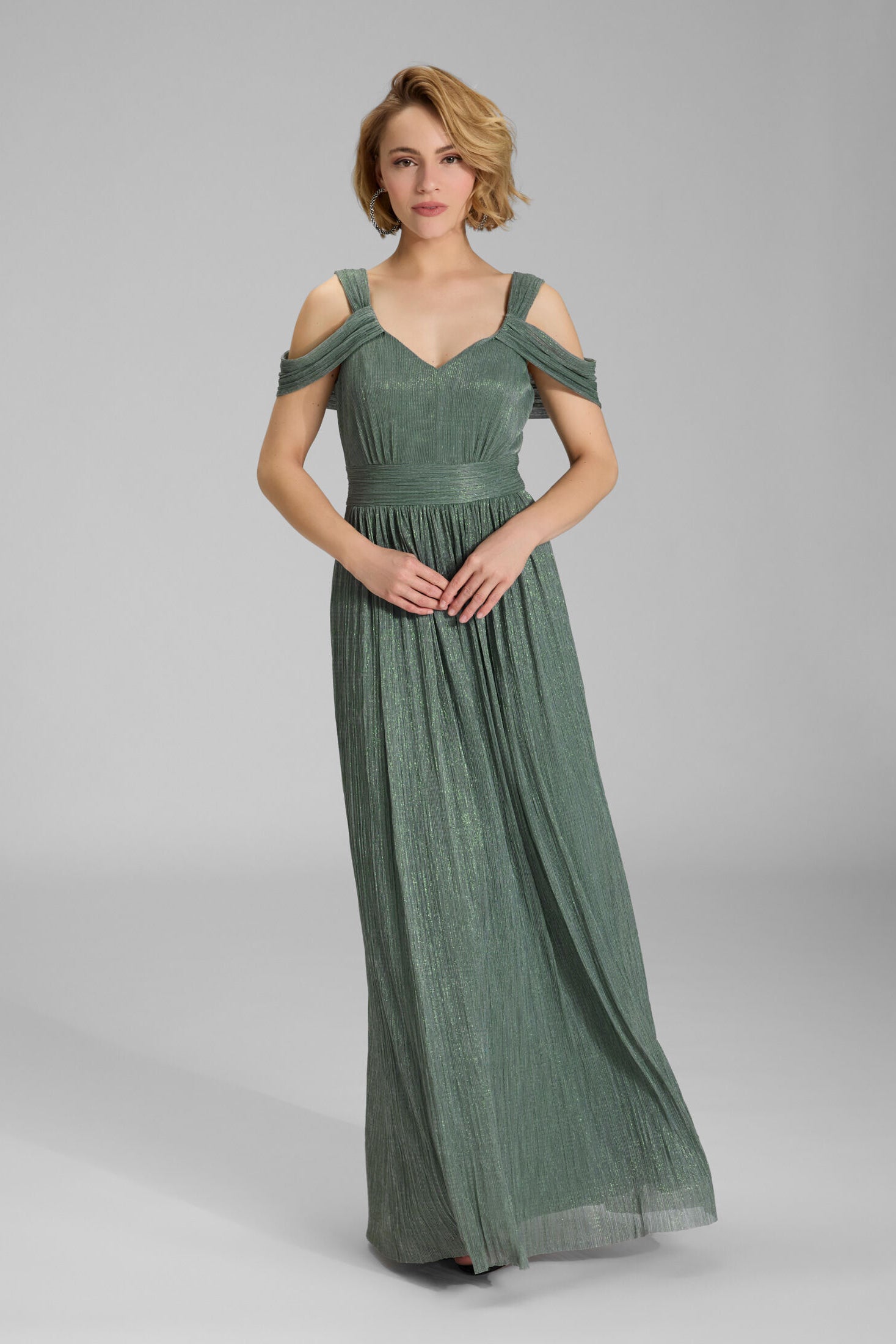 Abendkleid aus plissiertem Jersey mit metallic Fäden und Cold Shoulder Trägern pistachio green