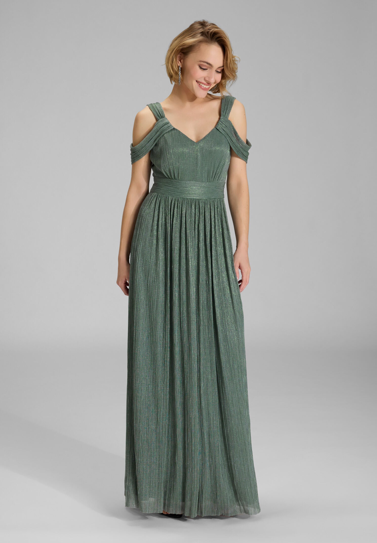 Abendkleid aus plissiertem Jersey mit metallic Fäden und Cold Shoulder Trägern