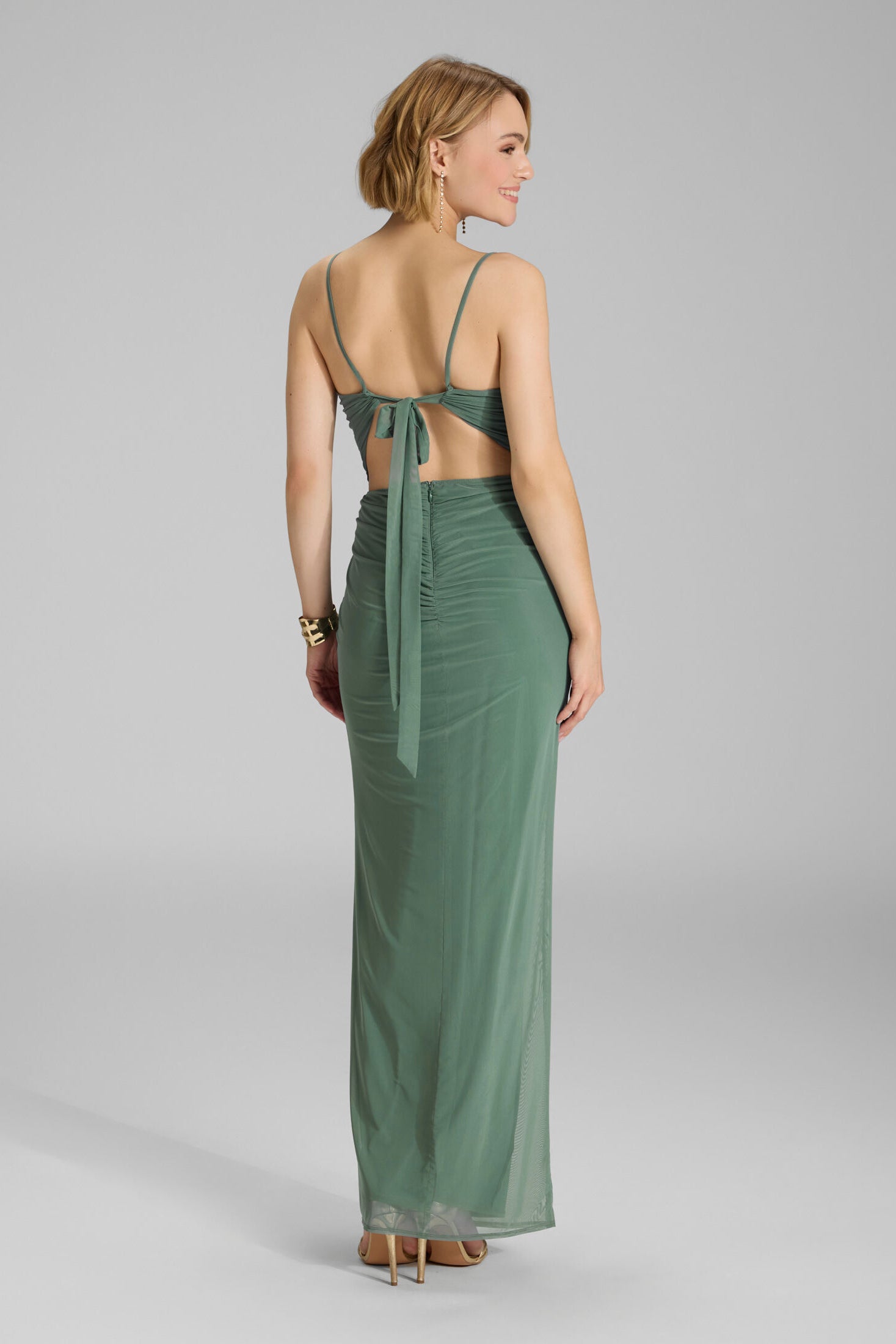 Figurbetontes Abendkleid aus Mesh mit Beinschlitz und Raffungen