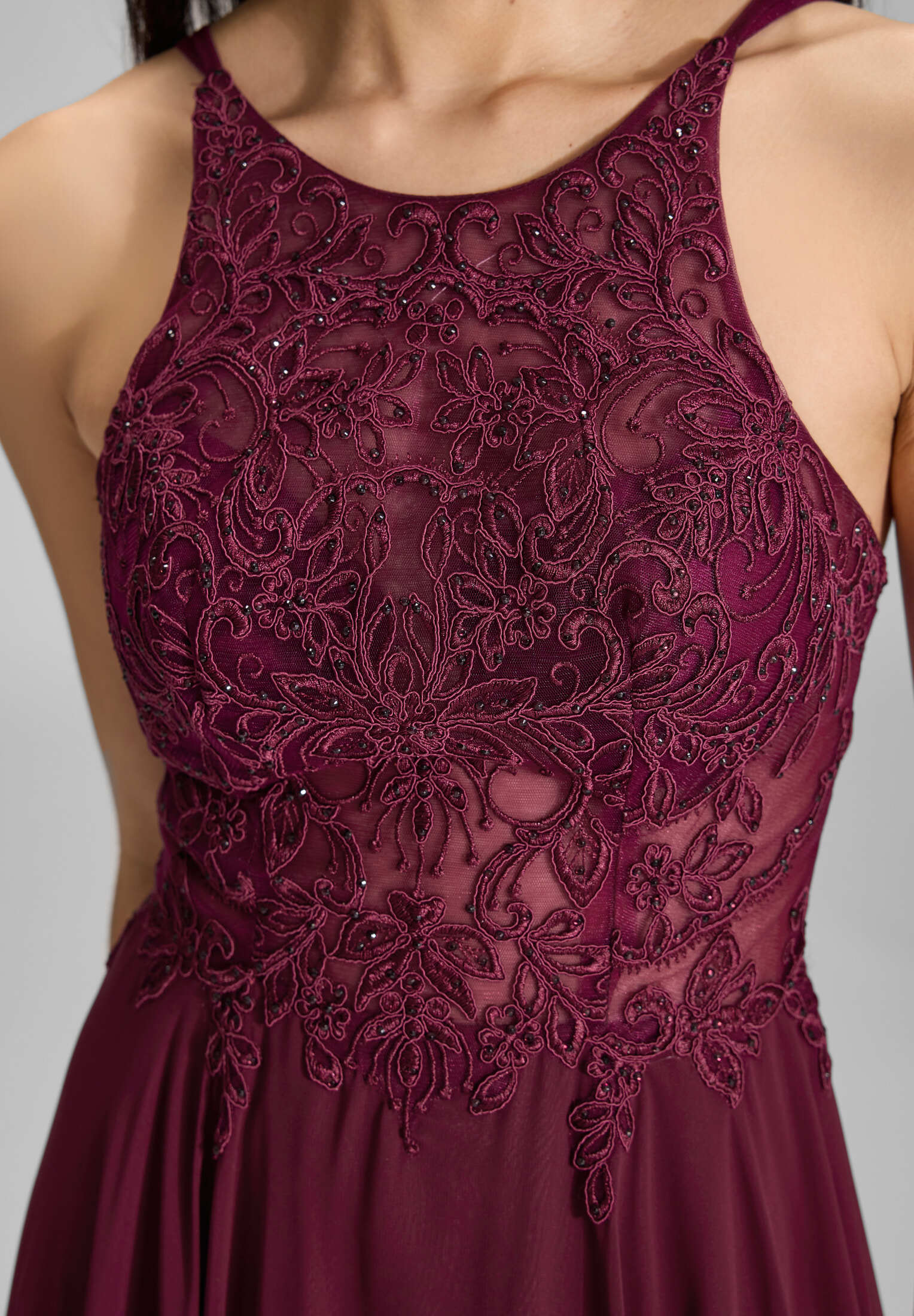 Abendkleid mit Stickerei und Chiffonrock