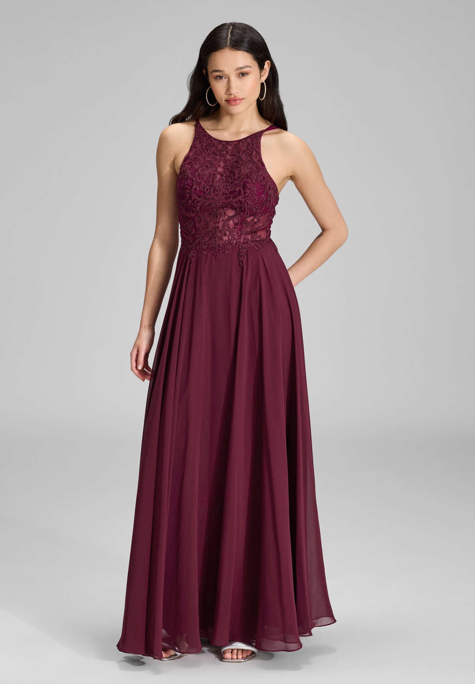 Abendkleid mit Stickerei und Chiffonrock mulberry