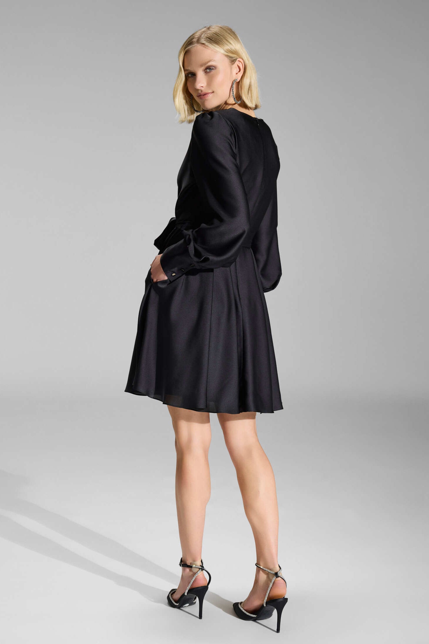 Cocktailkleid aus Satin mit breiten Manschetten, Wickel Oberteil und Tellerrock