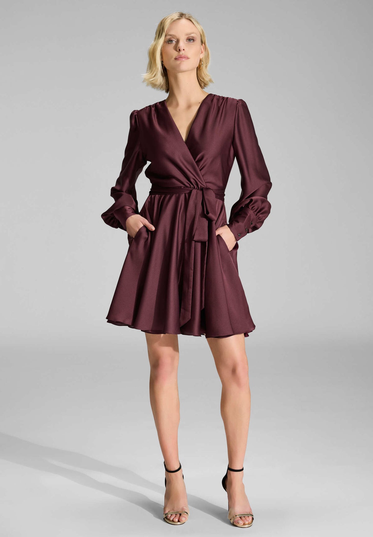 Cocktailkleid aus Satin mit breiten Manschetten, Wickel Oberteil und Tellerrock merlot