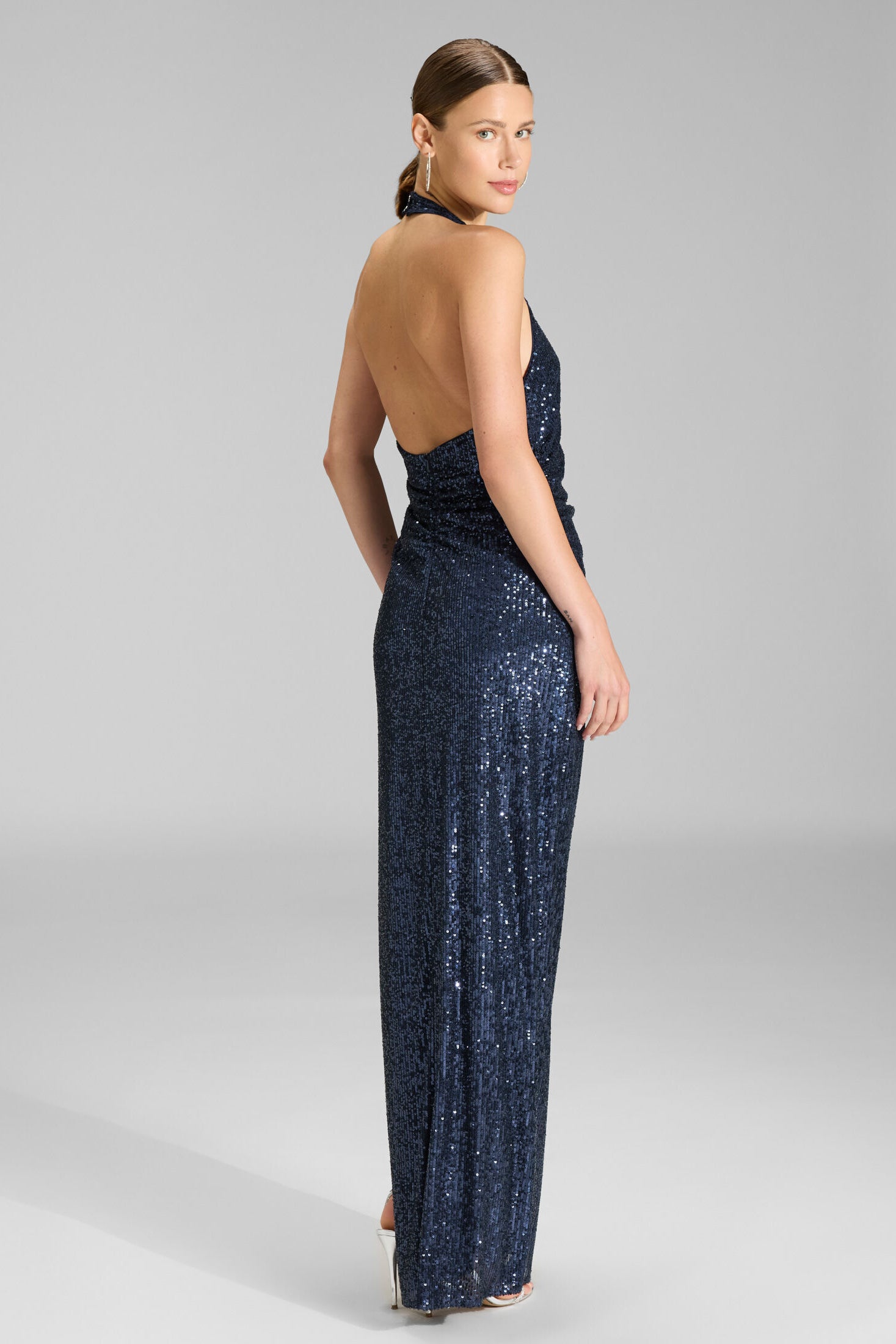 Figurbetontes Abendkleid aus elastischer Paillette mit amerikanischem Ausschnitt