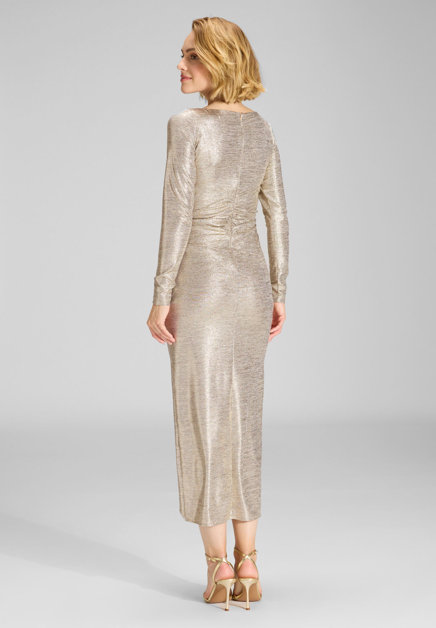 Abendkleid in 7/8 Länge aus foliertem Jersey mit Beinschlitz