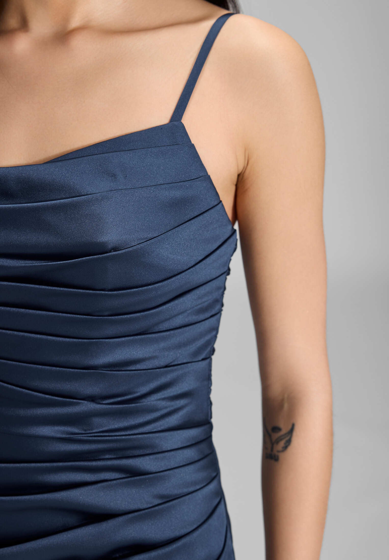 Satinkleid mit Raffungen und hohem Beinschlitz
