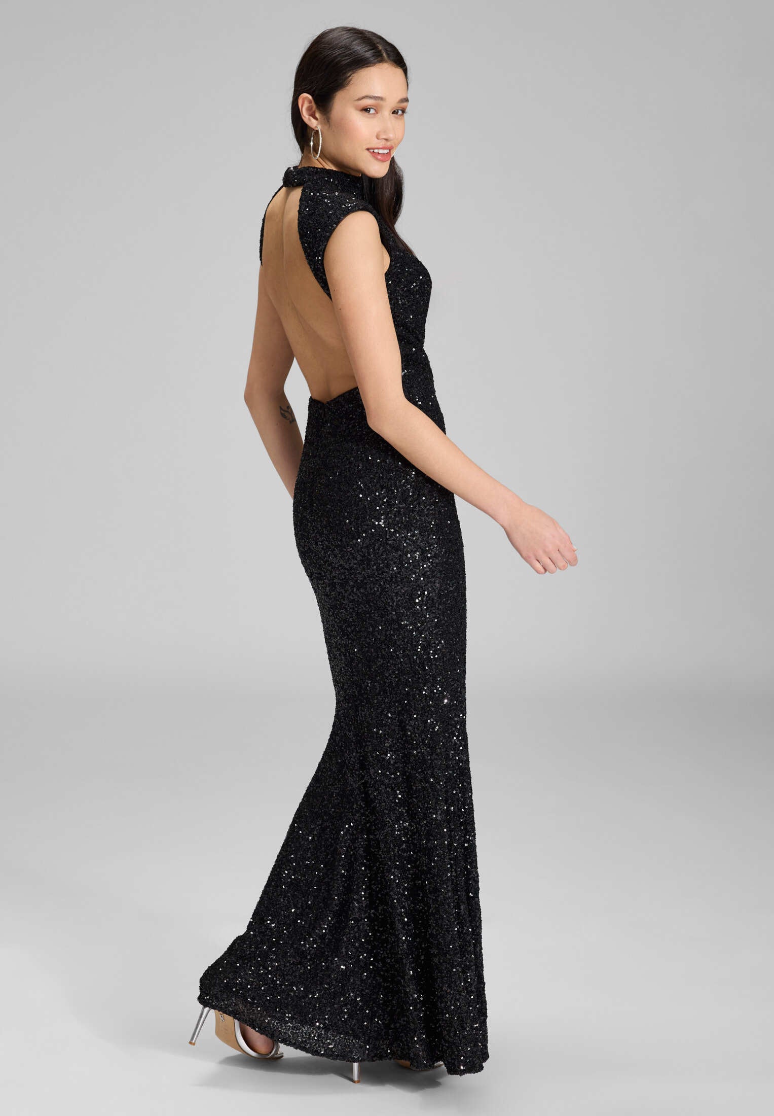 Hochgeschlossenes Paillettenkleid mit Rückenausschnitt