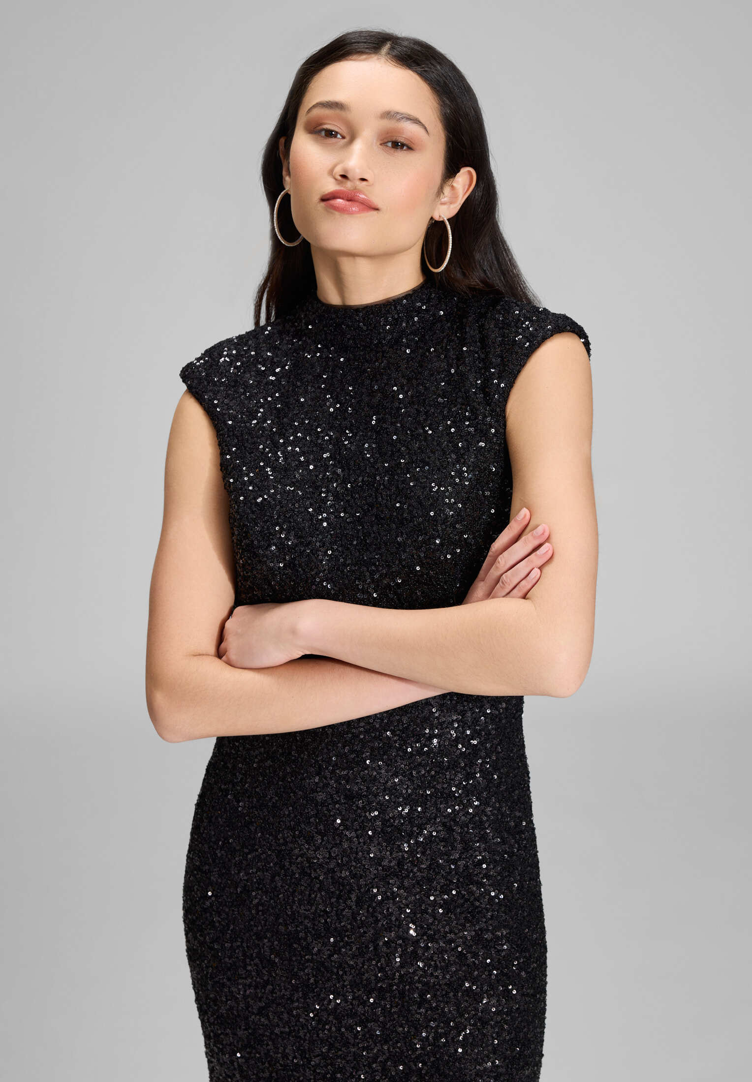 Hochgeschlossenes Paillettenkleid mit Rückenausschnitt