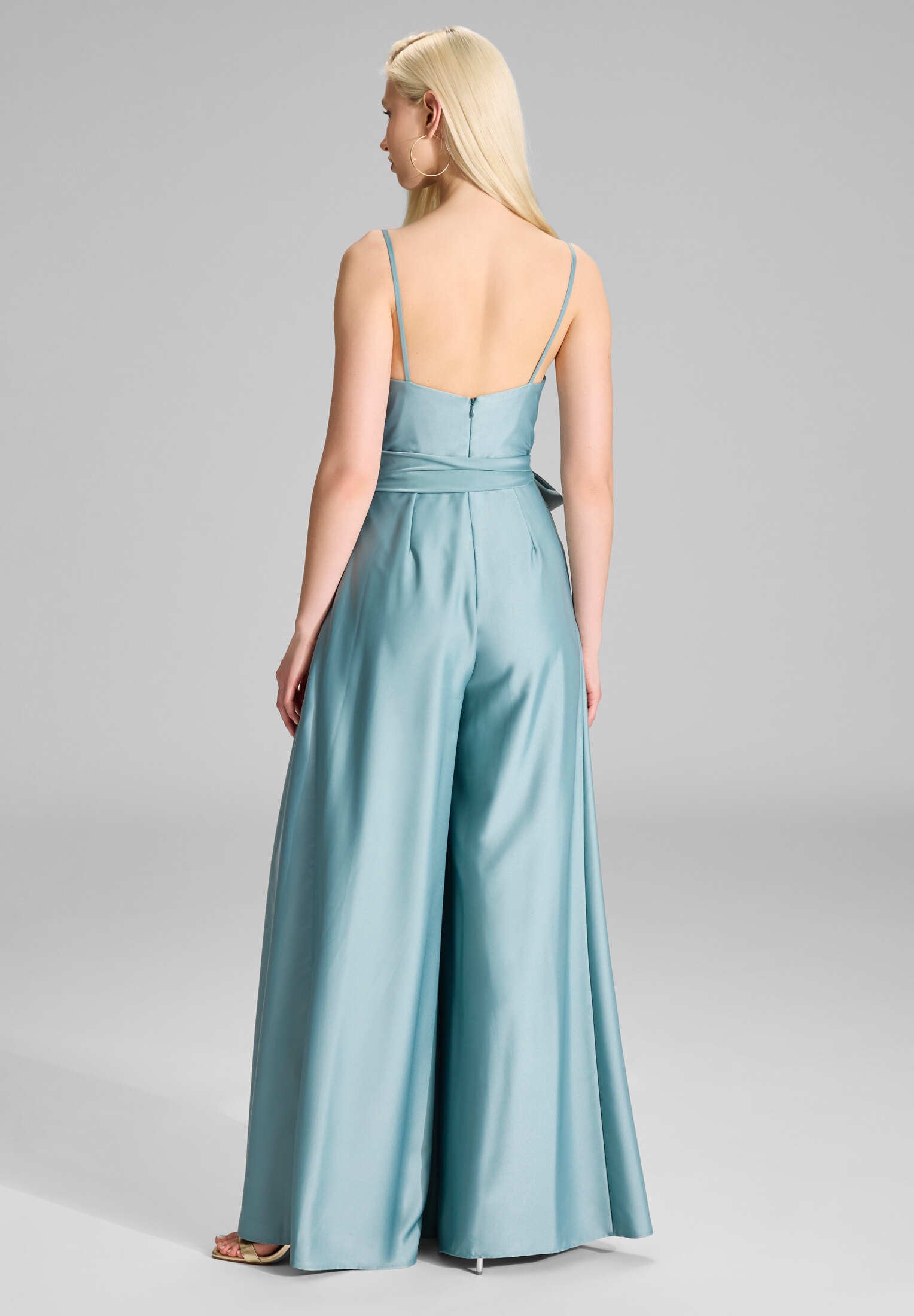Satin Jumpsuit mit angedeutetem Wasserfallausschnitt