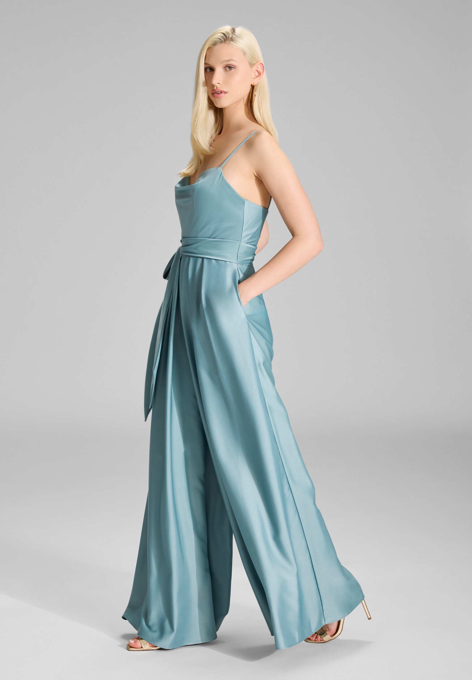 Satin Jumpsuit mit angedeutetem Wasserfallausschnitt