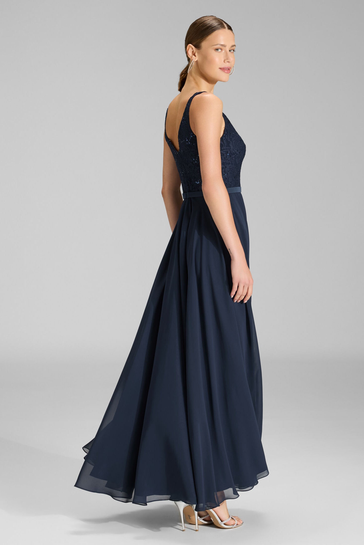 Abendkleid aus Material-Mix mit weit schwingendem Rock