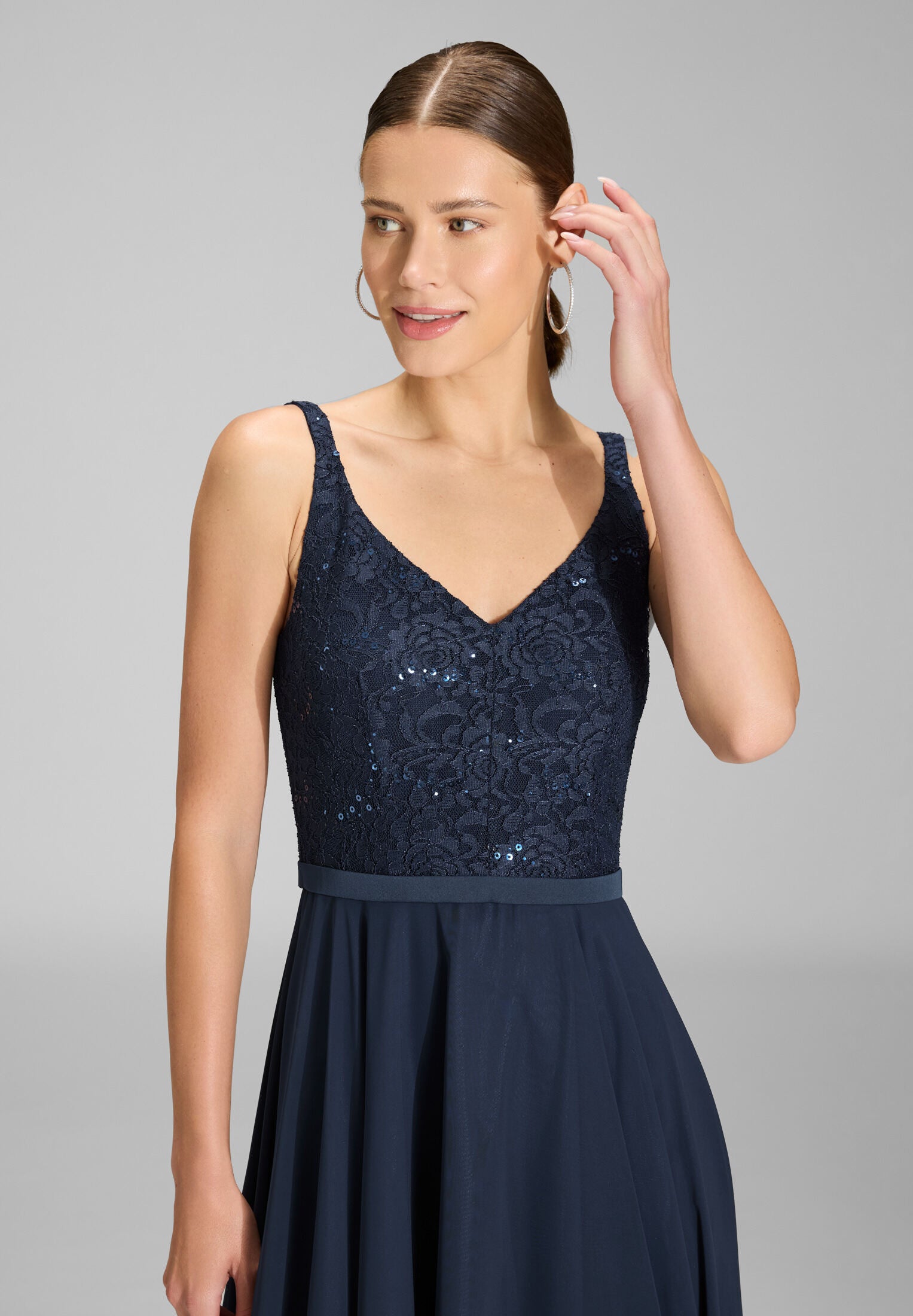 Abendkleid aus Material-Mix mit weit schwingendem Rock