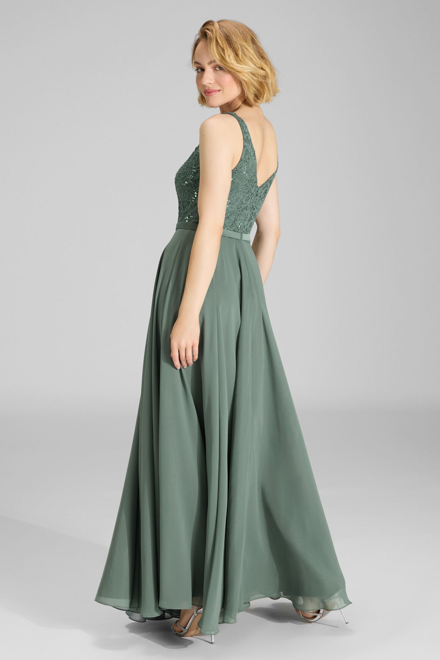 Abendkleid aus Material-Mix mit weit schwingendem Rock