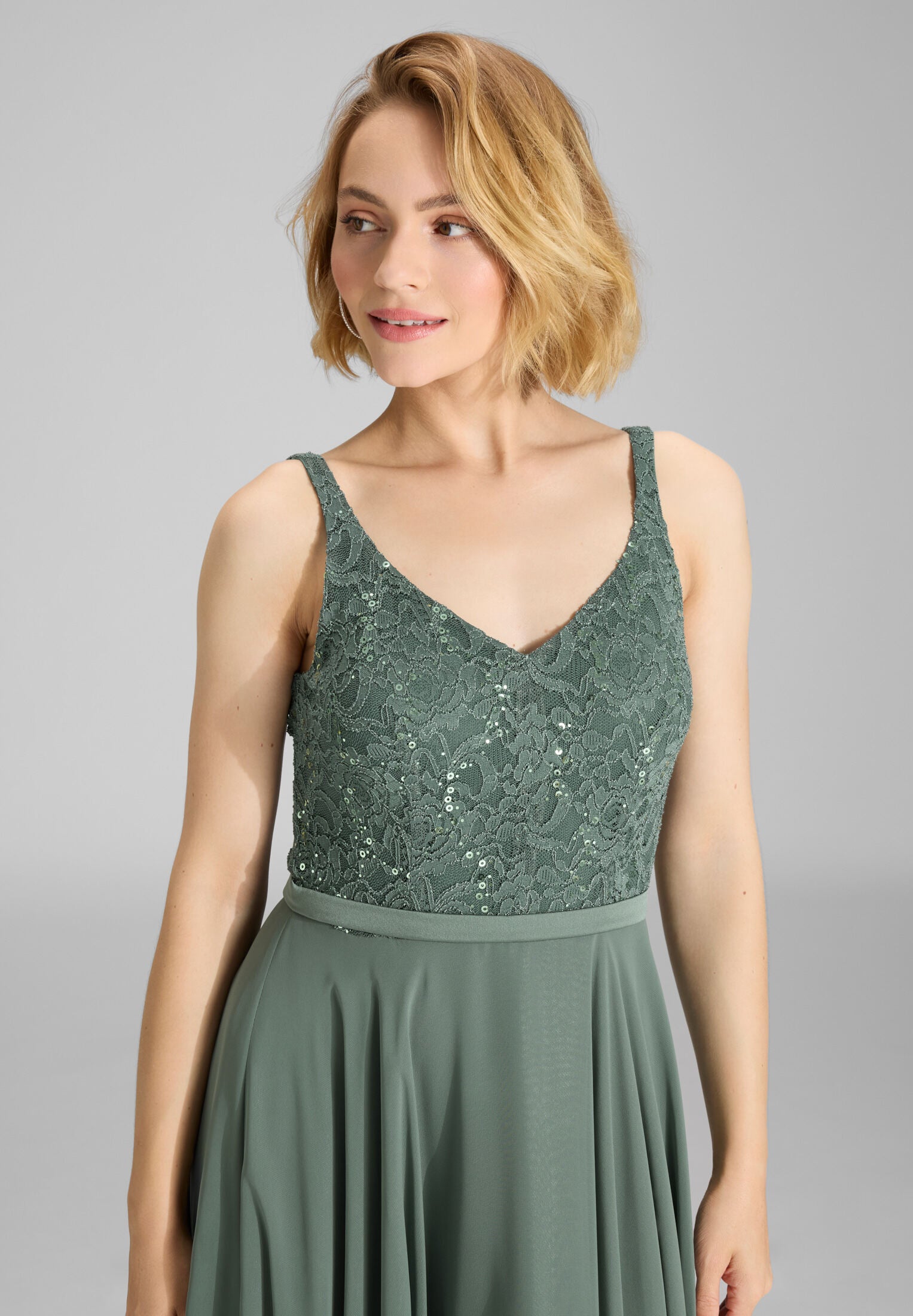 Abendkleid aus Material-Mix mit weit schwingendem Rock