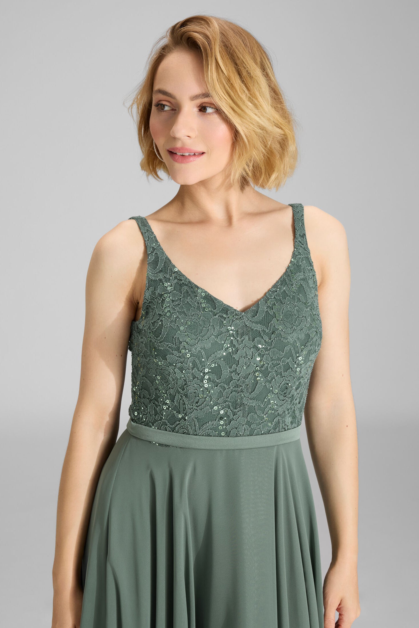 Abendkleid aus Material-Mix mit weit schwingendem Rock