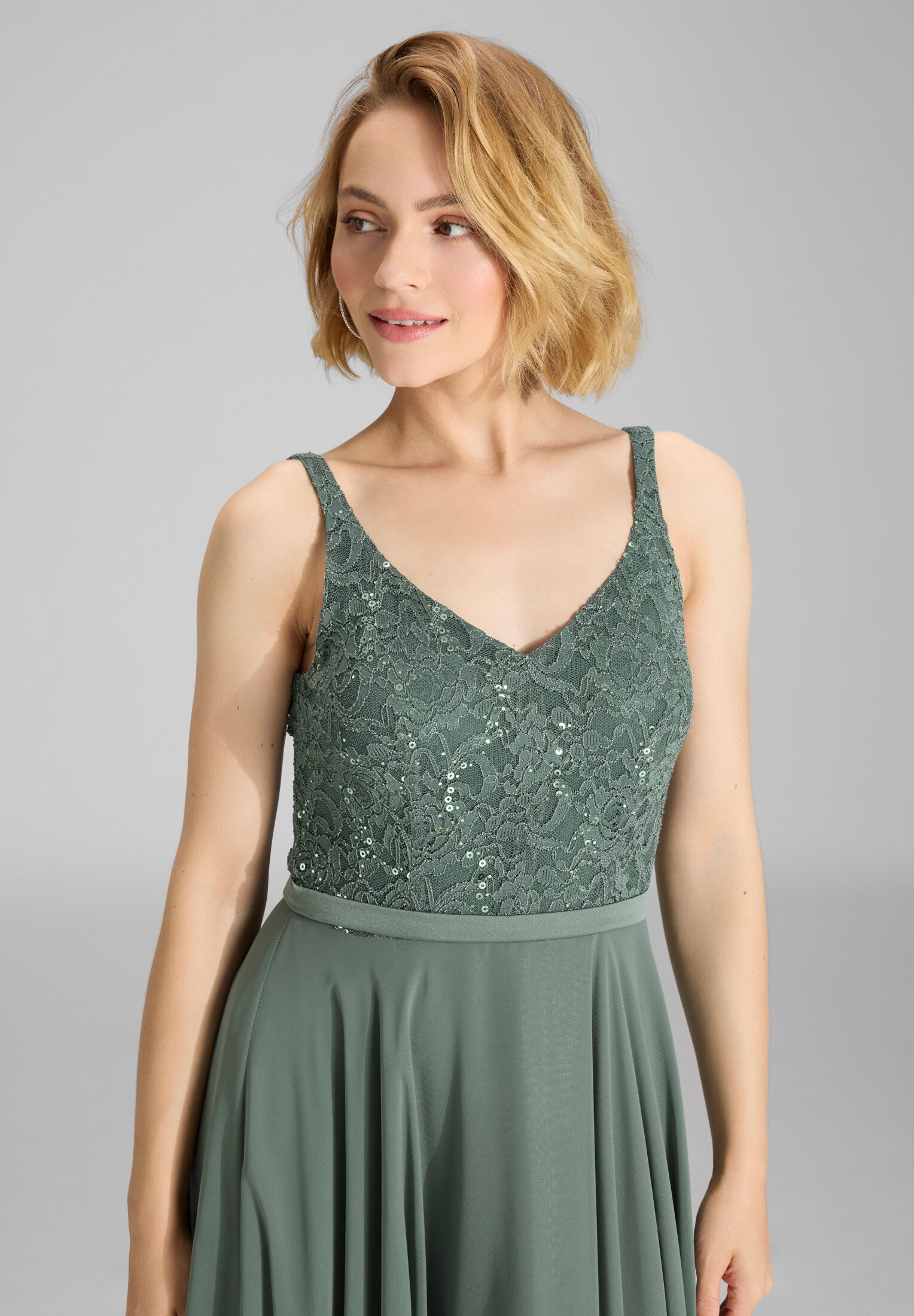 Abendkleid aus Material-Mix mit weit schwingendem Rock