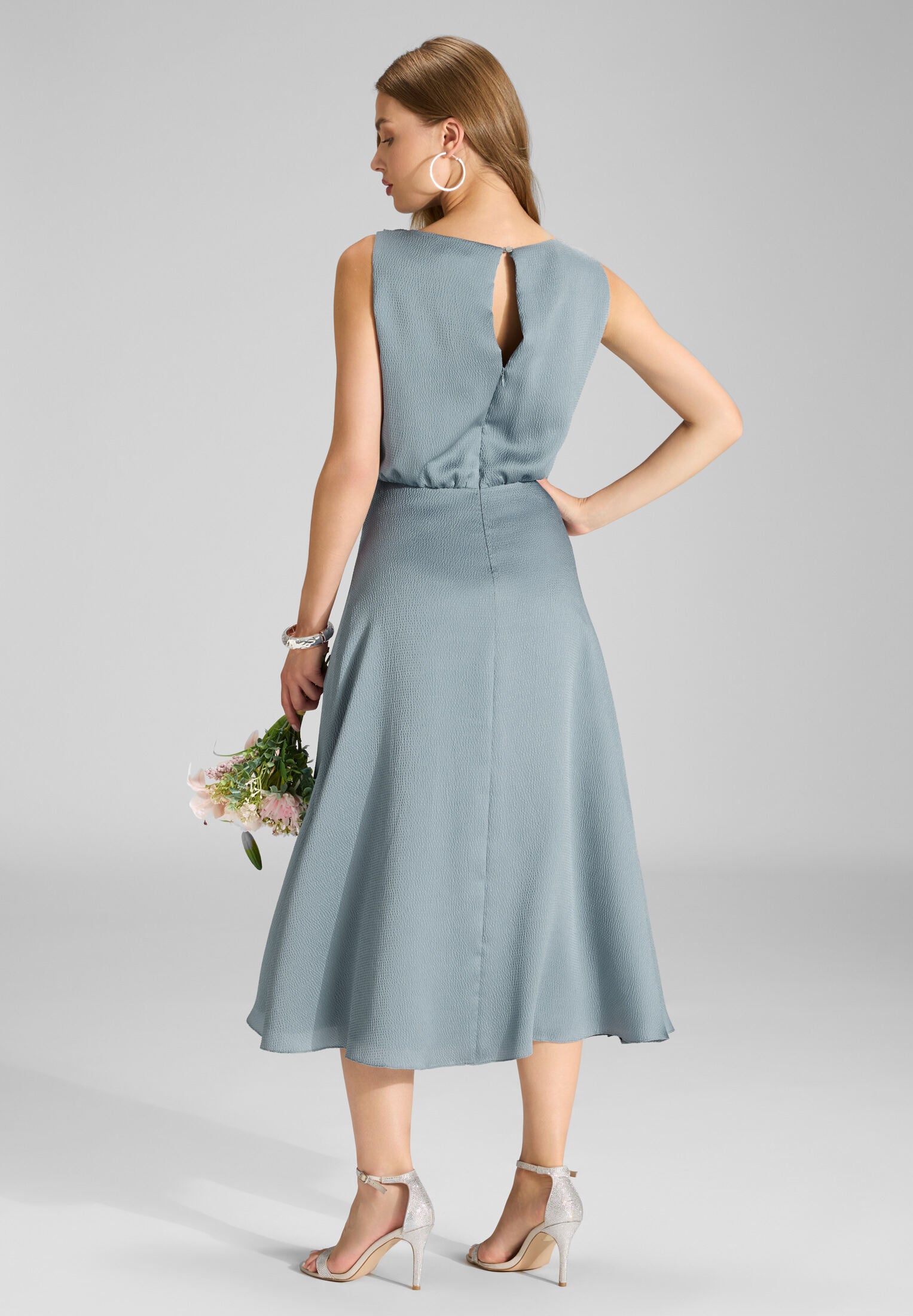 Cocktailkleid aus Satin mit Wasserfall Ausschnitt