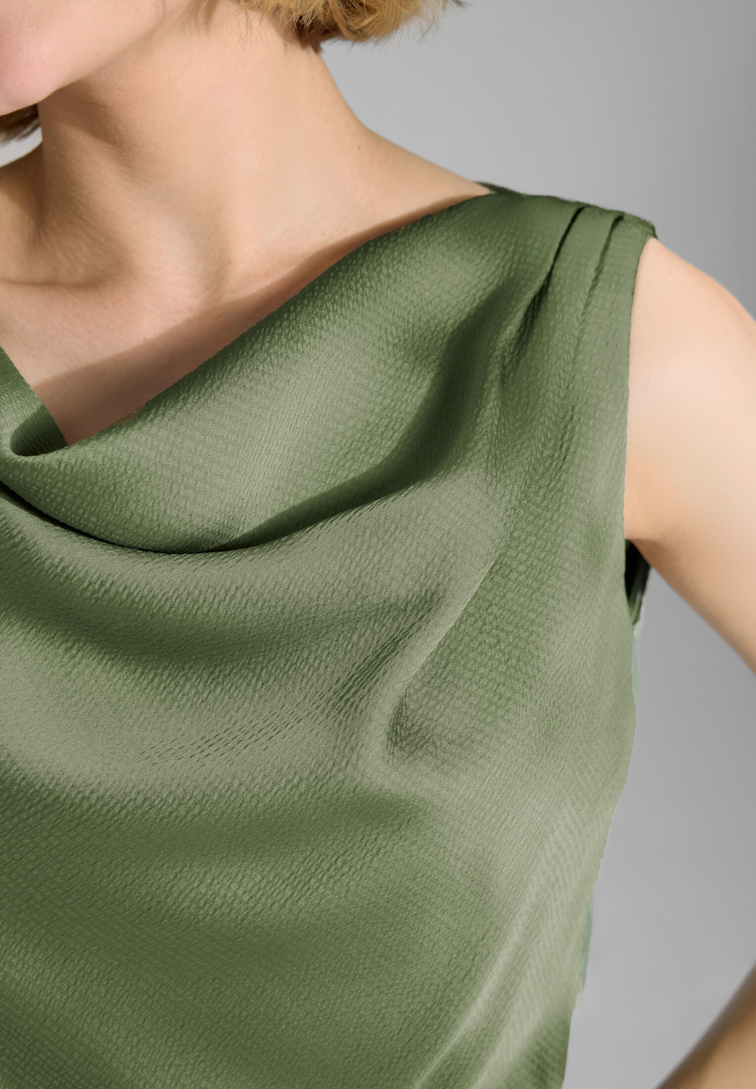 Cocktailkleid aus Satin mit Wasserfall Ausschnitt