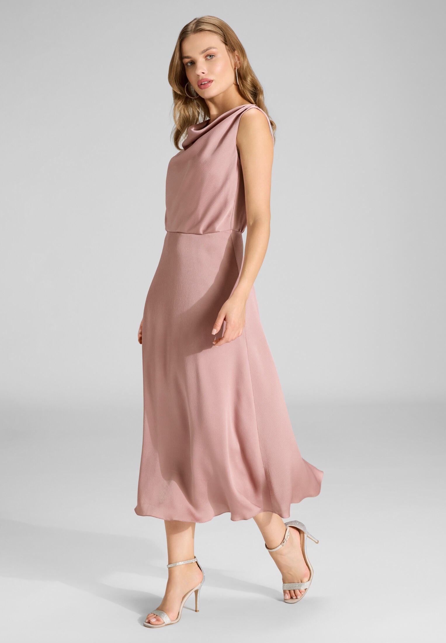 Cocktailkleid aus Satin mit Wasserfall Ausschnitt