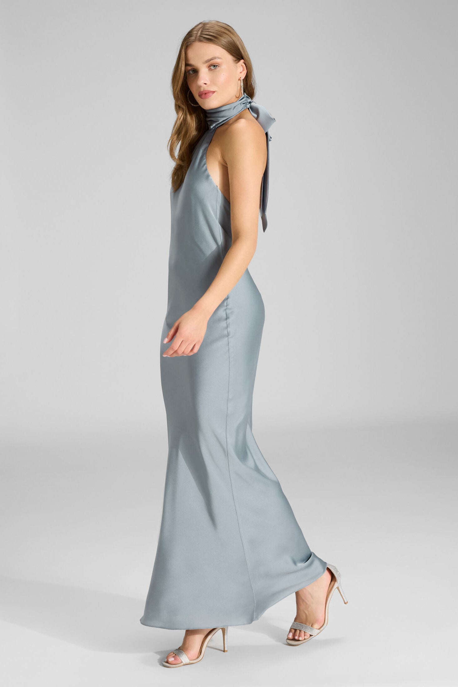 Abendkleid aus nachhaltigem Satin mit Stehkragen