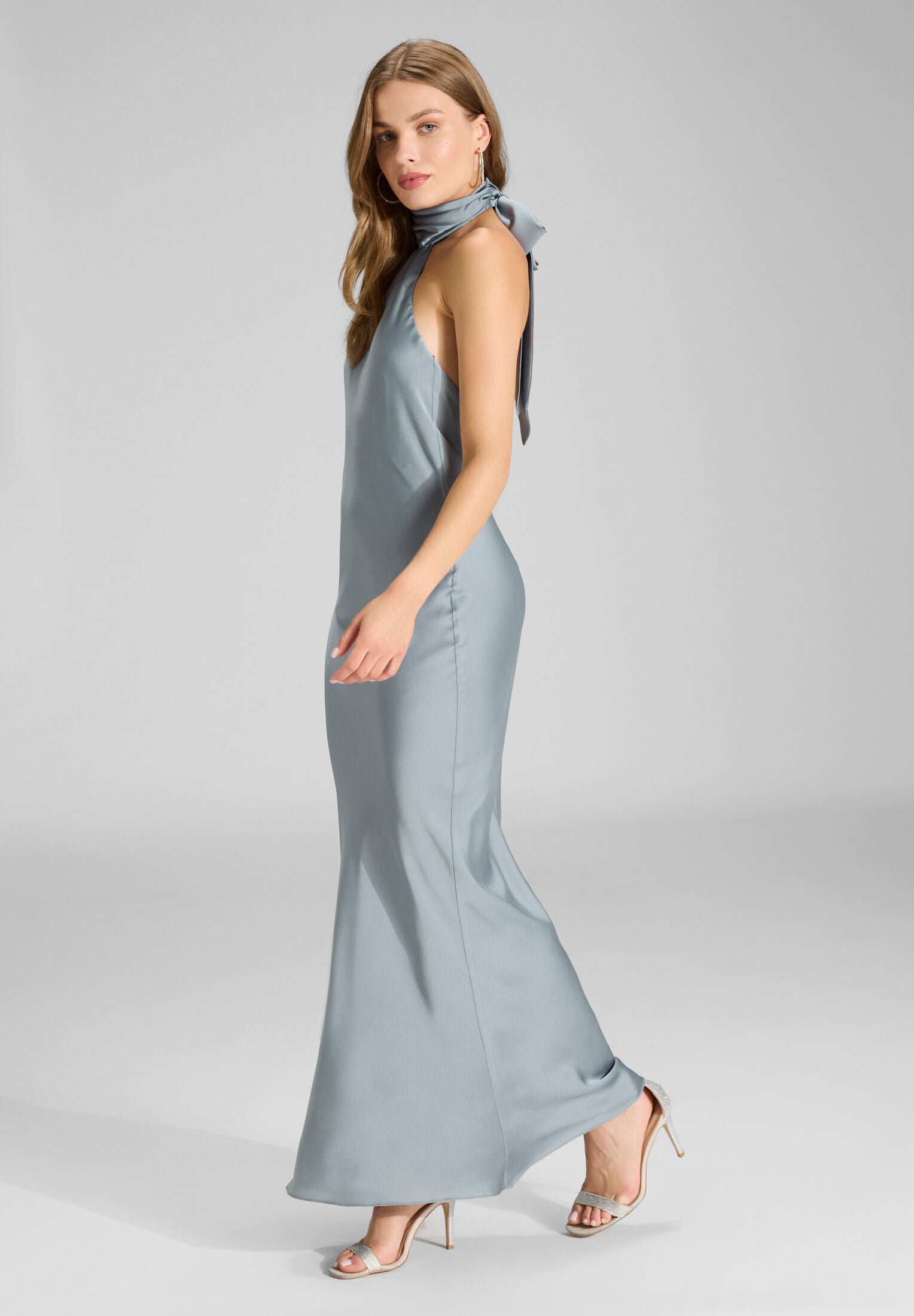 Abendkleid aus nachhaltigem Satin mit Stehkragen